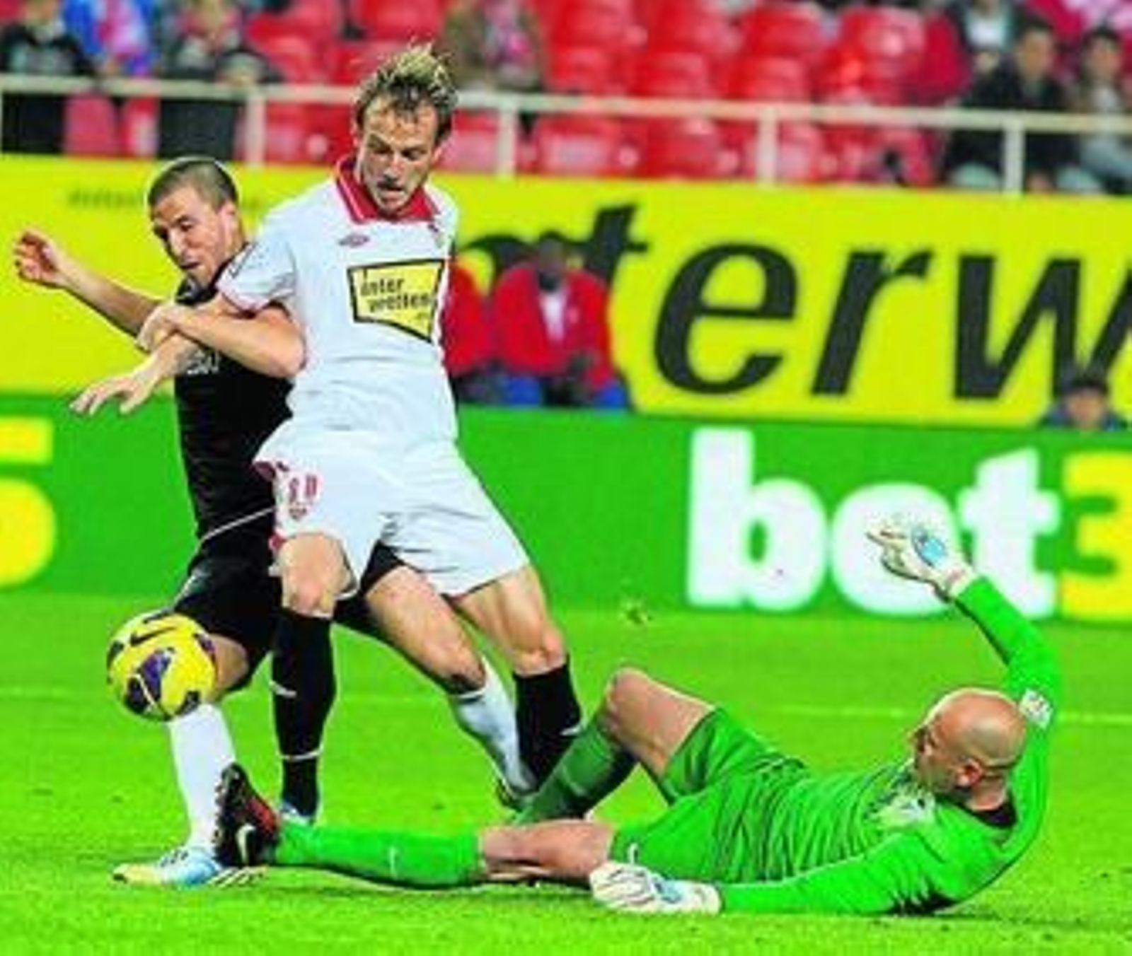 Rakitic, derribado por Camacho y Caballero en el penalti no pitado.