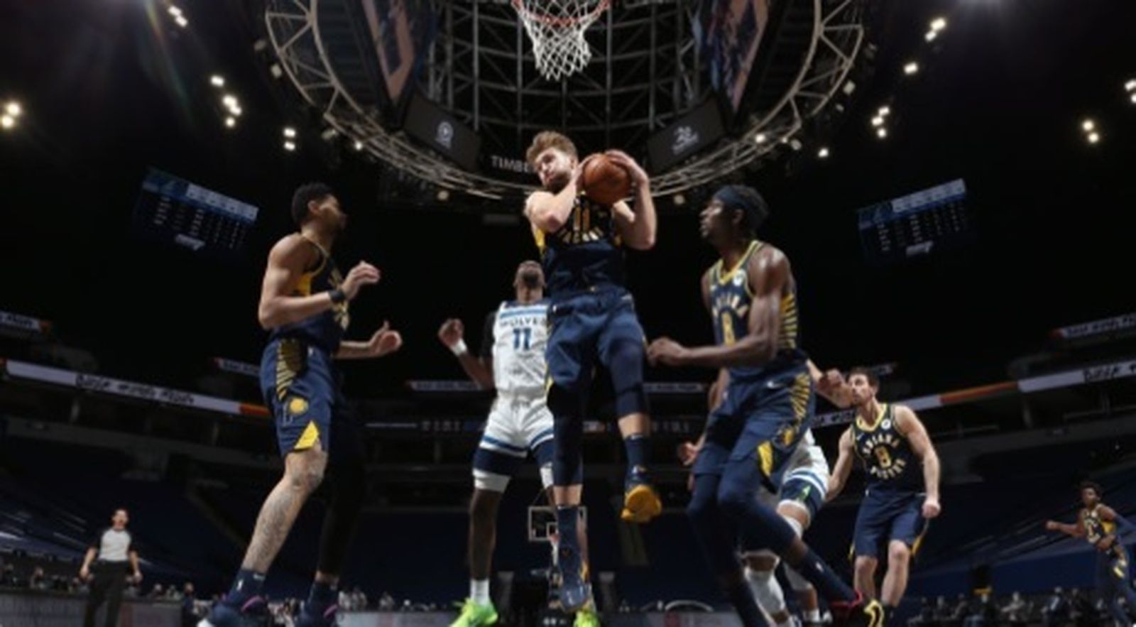 Domas Sabonis coge un rebote en el Minnesota-Indiana.