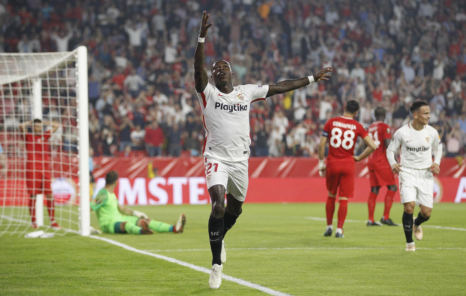 Promes inicia la pirueta con la que celebro su primer gol con el Sevilla.