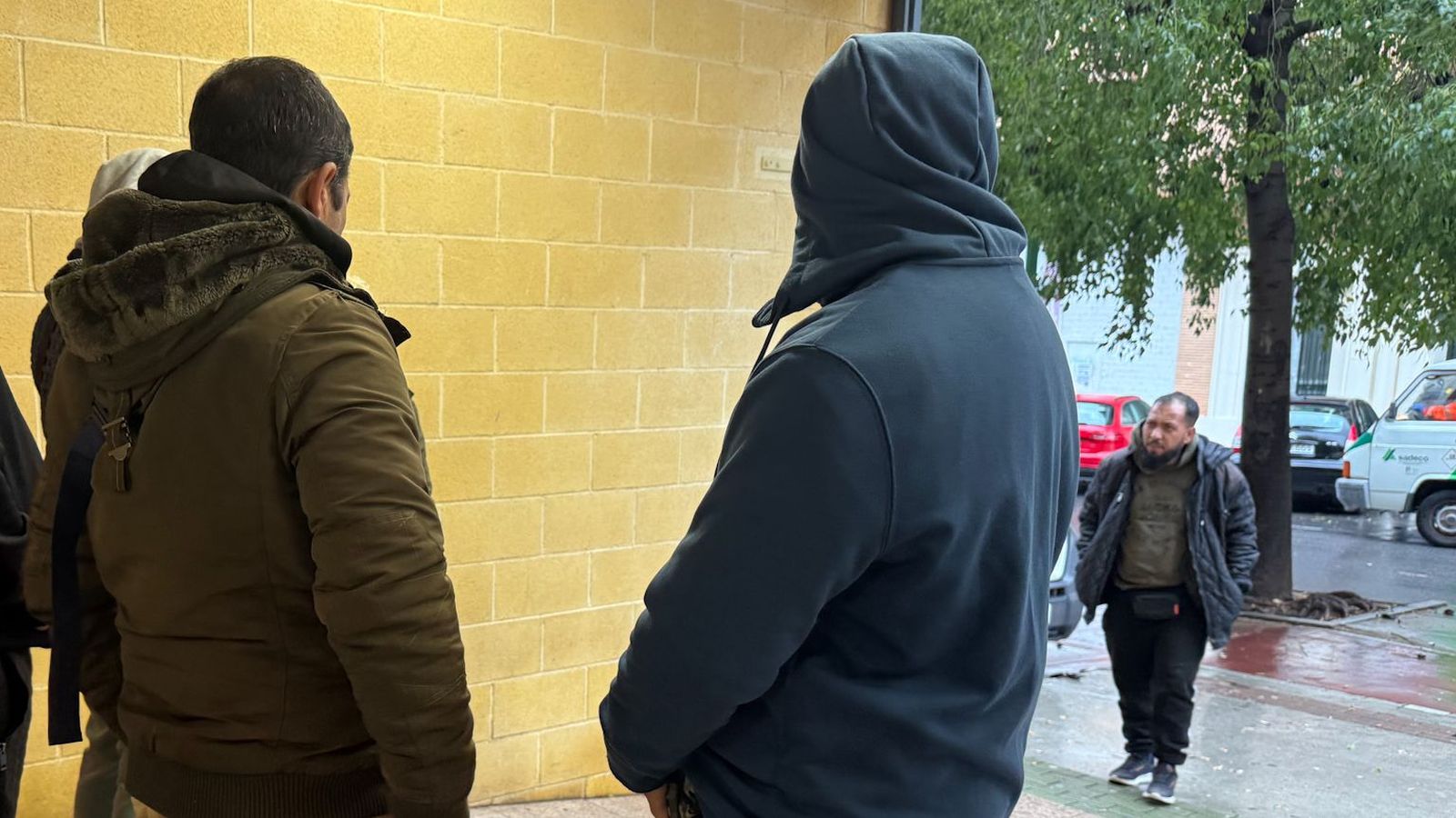 Algunos de los desalojados que han pasado la noche en Vista Alegre.