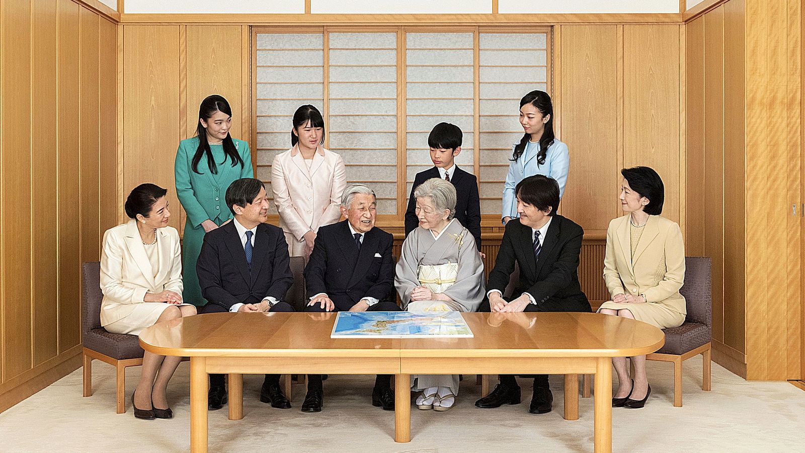 La familia imperial nipona. Mako es la primera por la izquierda de la fila superior (con vestido verde).