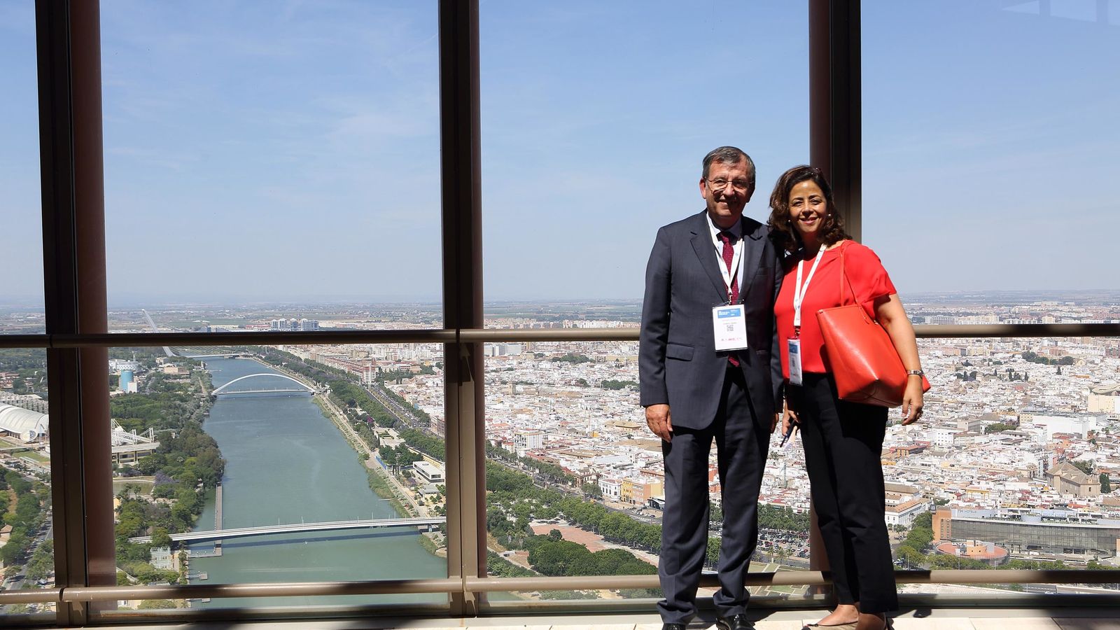 El administrador único de Puerto Triana, Antonio Cayuela, y la directora de la AECC, Betriz Vidal.