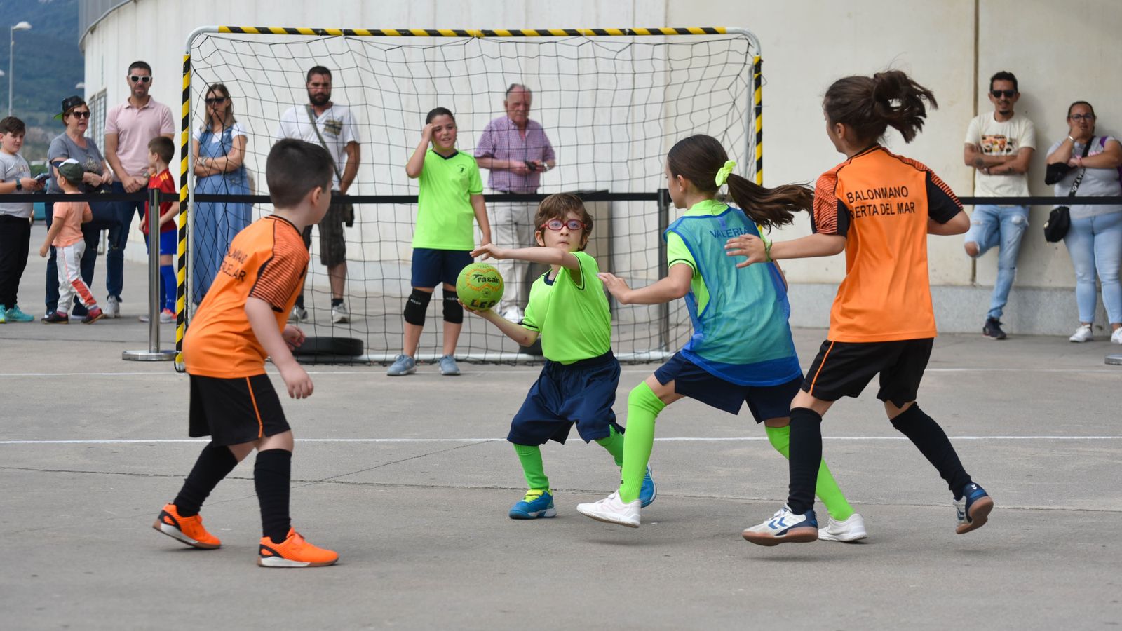 Las fotos de la I jornada de minibalonmano en el Puerta Europa de Algeciras