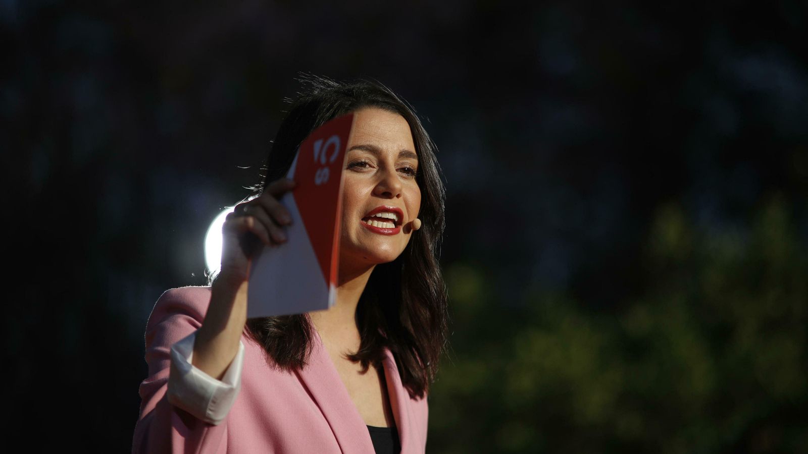 Arrimadas en un gesto característico de su intervención.