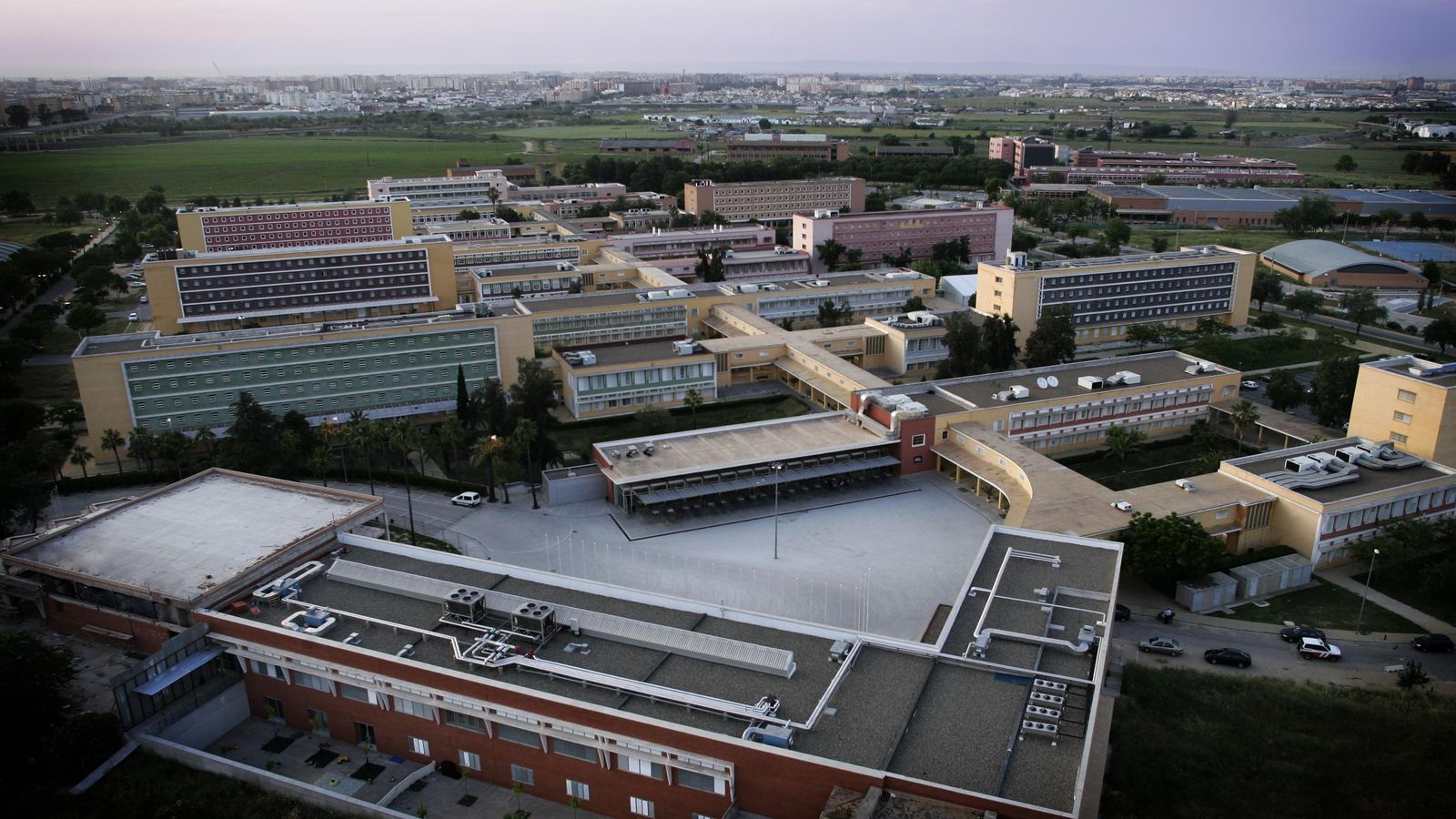 Universidad Laboral de Sevilla. Universidad Laboral de Sevilla.