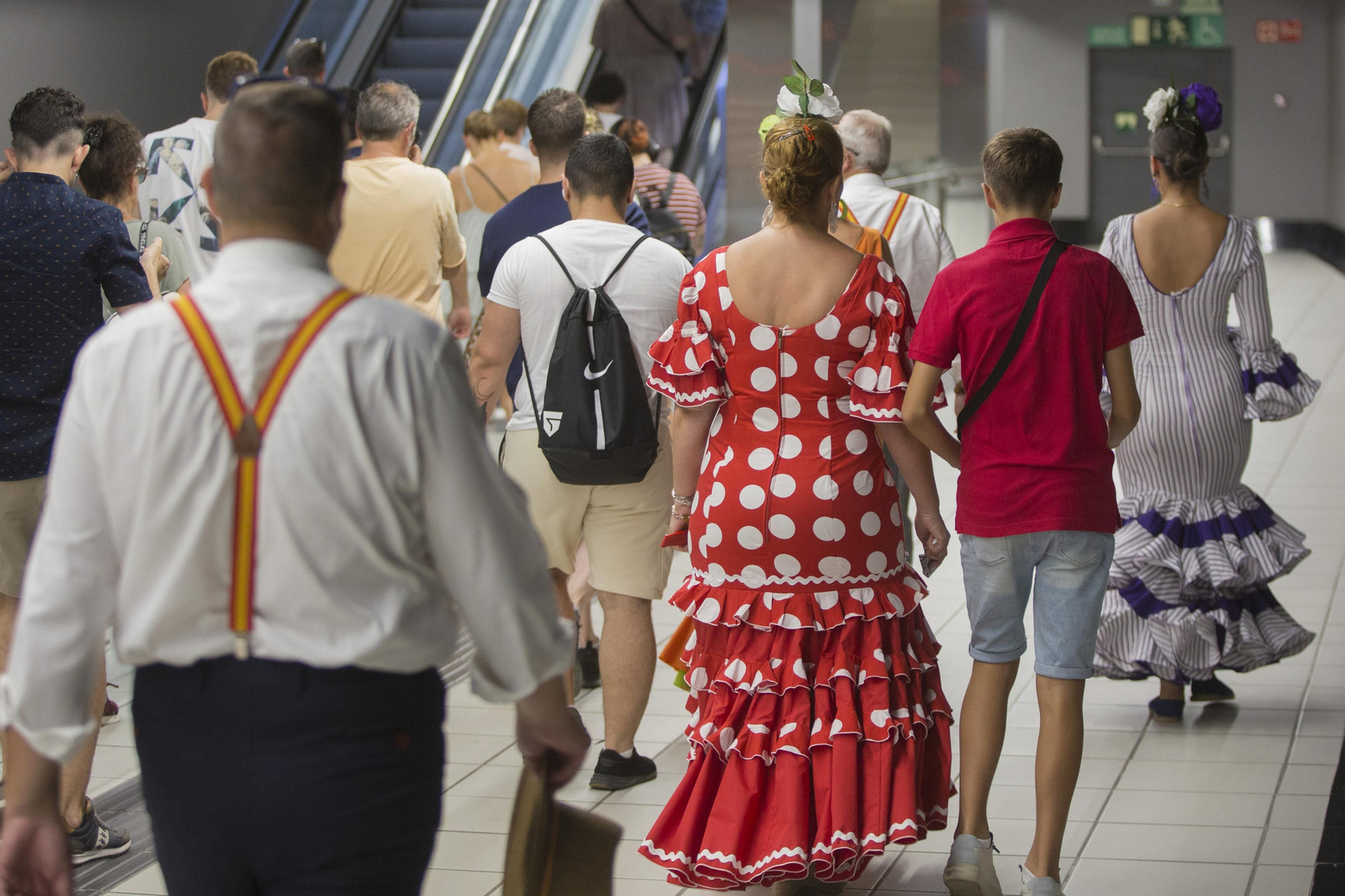 Viajeros del Metro durante la Feria de Málaga.