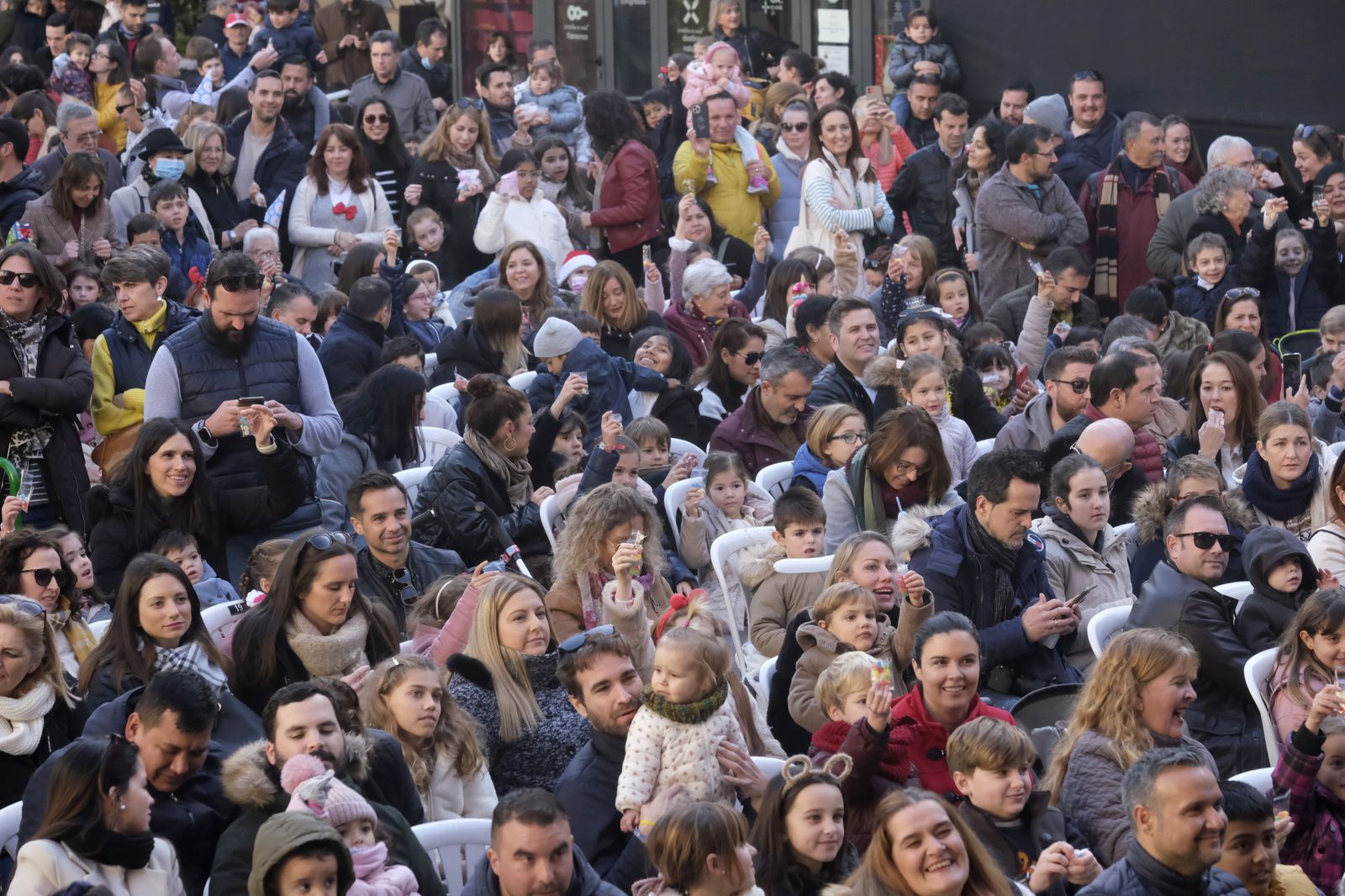 La fiesta infantil de Fin de Año en la plaza de las Tendillas de Córdoba, en imágenes