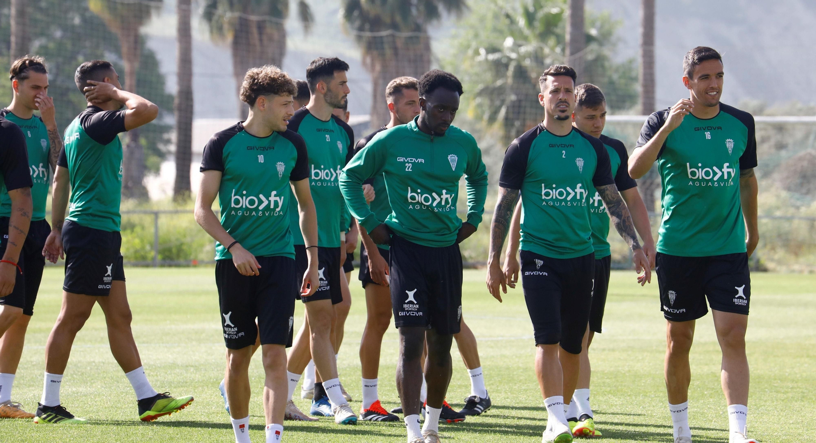 Los jugadores del Córdoba CF, en el inicio de un entrenamiento.