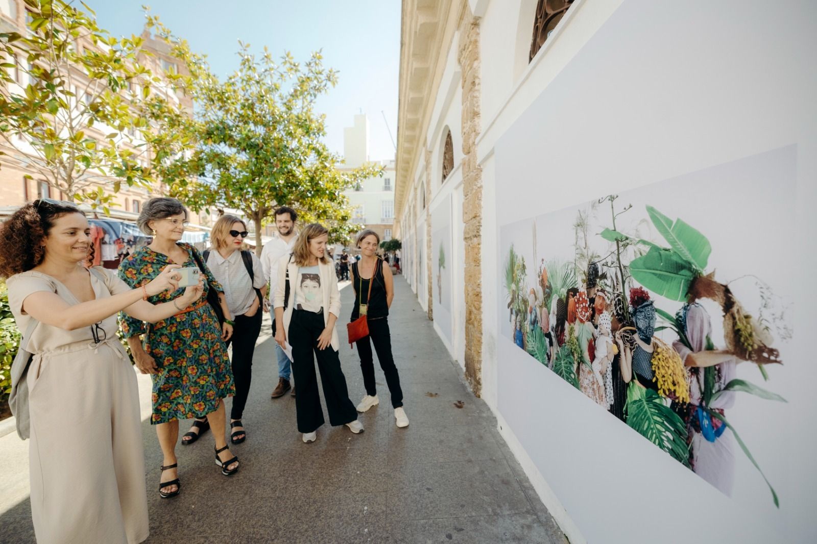 Una imagen de la inauguración de la nueva muestra en el exterior del Mercado gaditano.