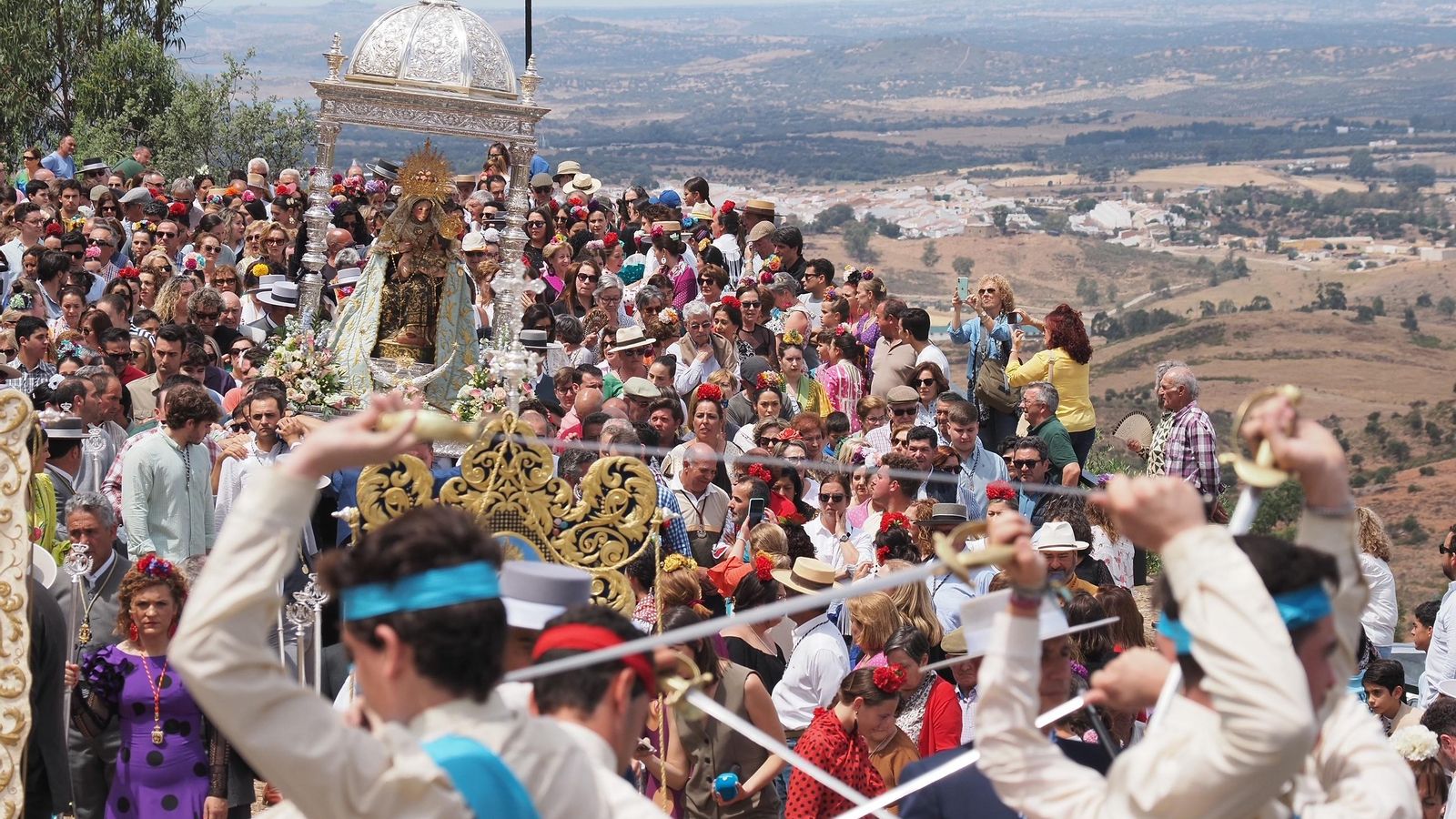 La procesión por el Cerro del Águila, con el casco urbano de Puebla de Guzmán, al fondo