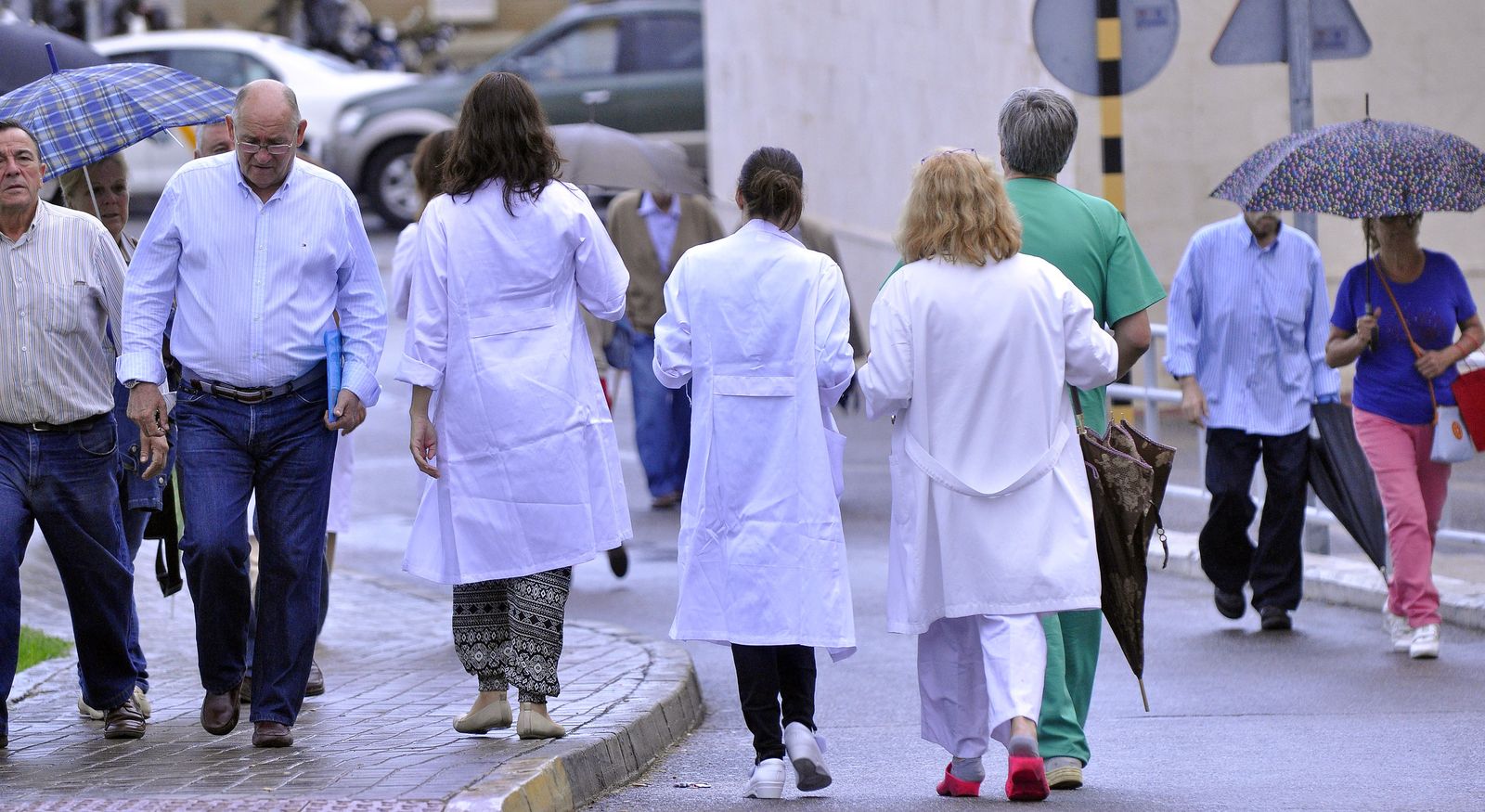Un grupo de médicos y personal sanitario en un recinto hospitalario.