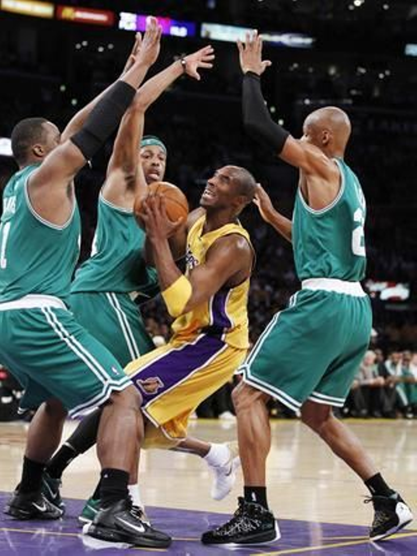 Los Angeles Lakers se alzaron con su decimosexto anillo tras vencer a Boston Celtics (83-79) en el séptimo partido de la final de la NBA.

Foto: Agencias