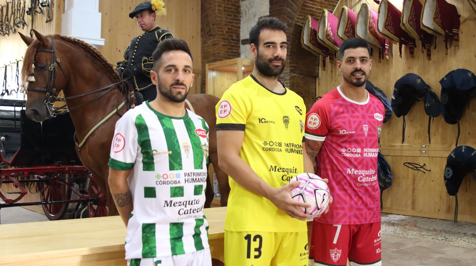 Jesulito, Prieto y Jesús Rodríguez posan con las nuevas camisetas del Córdoba Futsal.