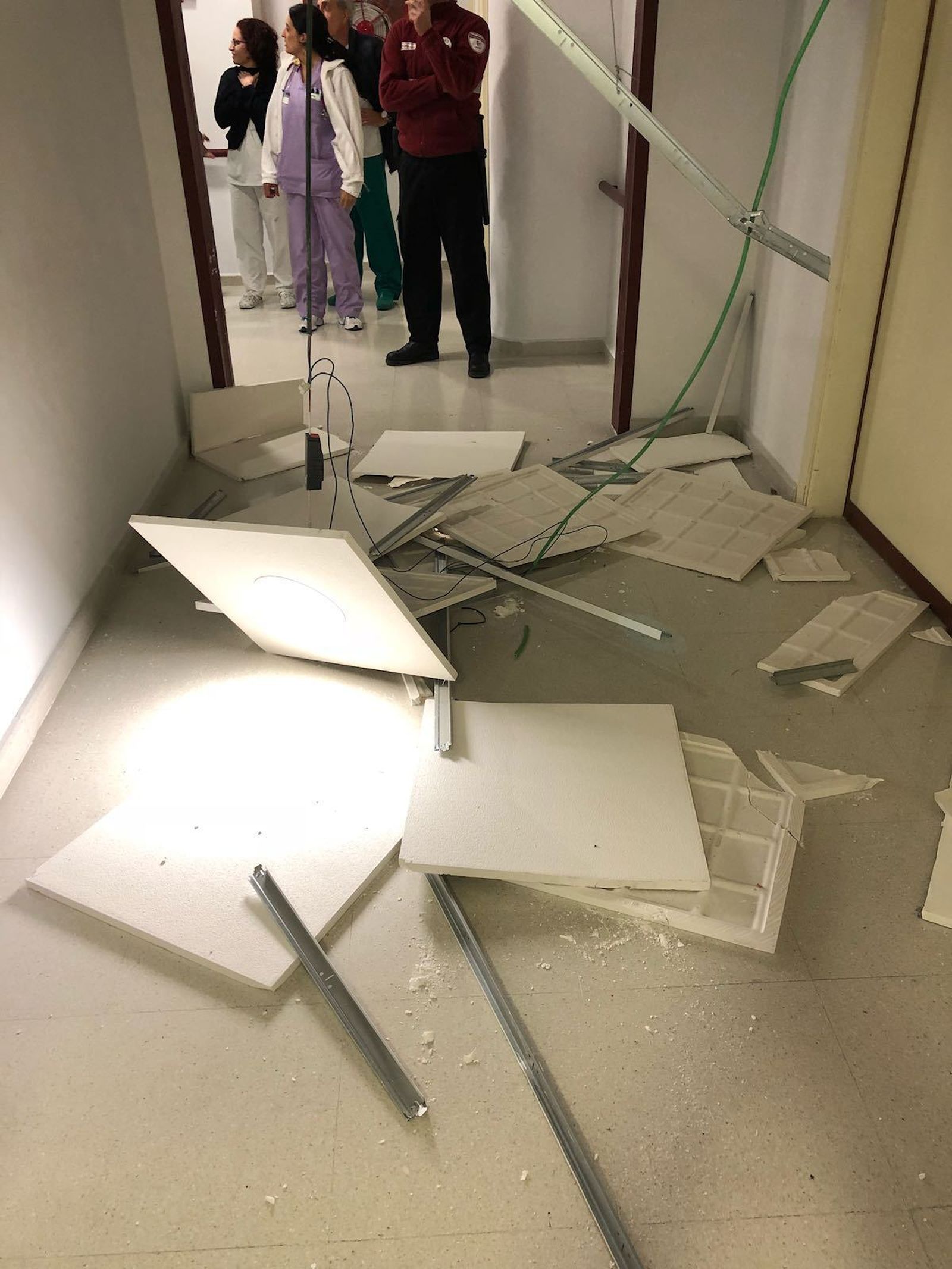 Estado en el que quedó el pasillo tras la caída del techo.