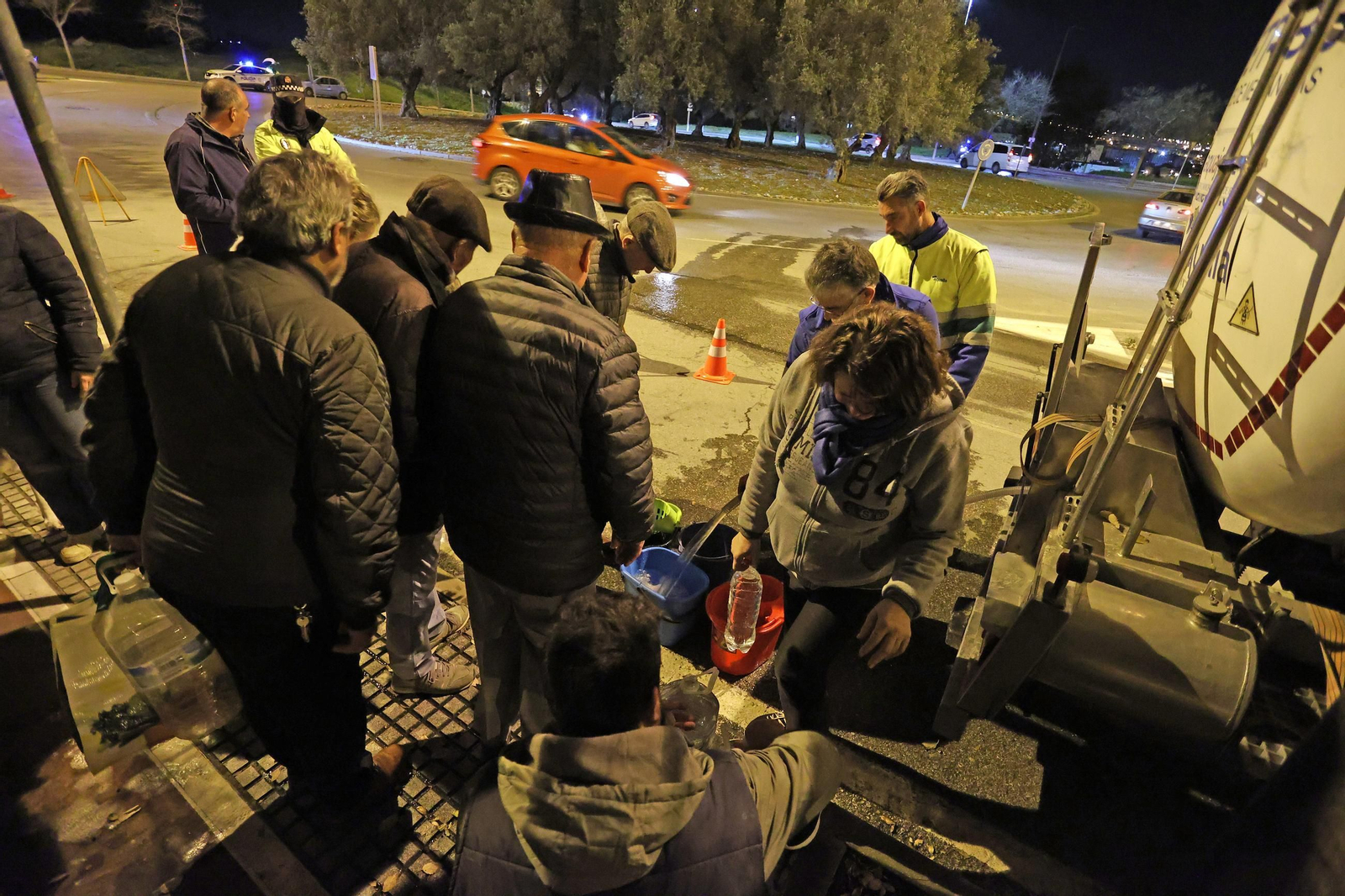 Imágenes del reparto de agua en Vallesequillo