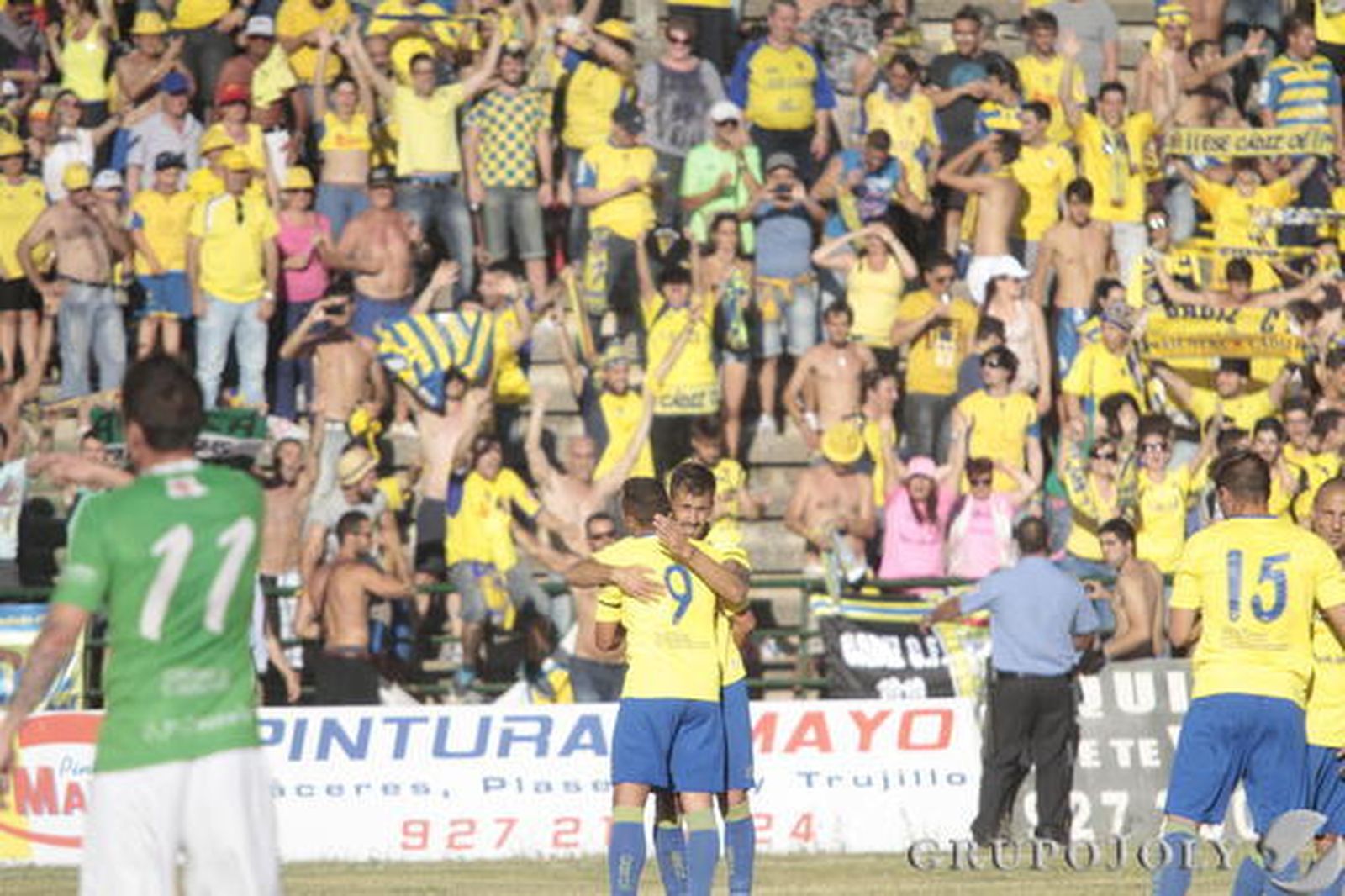 Los cadistas se abrazan tras finalizar el encuentro. 

Foto: LOF