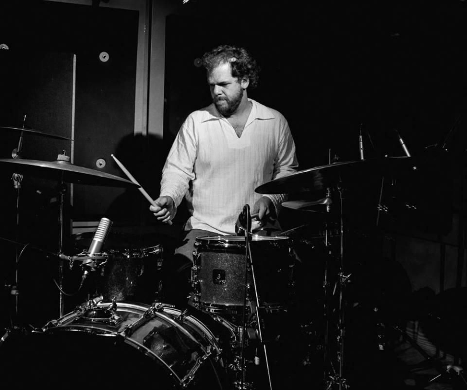 El profesorado. Arriba, el batería Cote Calmet, uno de los nueve profesionales que dará clase en la escuela, durante un concierto. Abajo, el saxofonista Miguel de Gemma, otro de los profesores, en una de sus actuaciones.