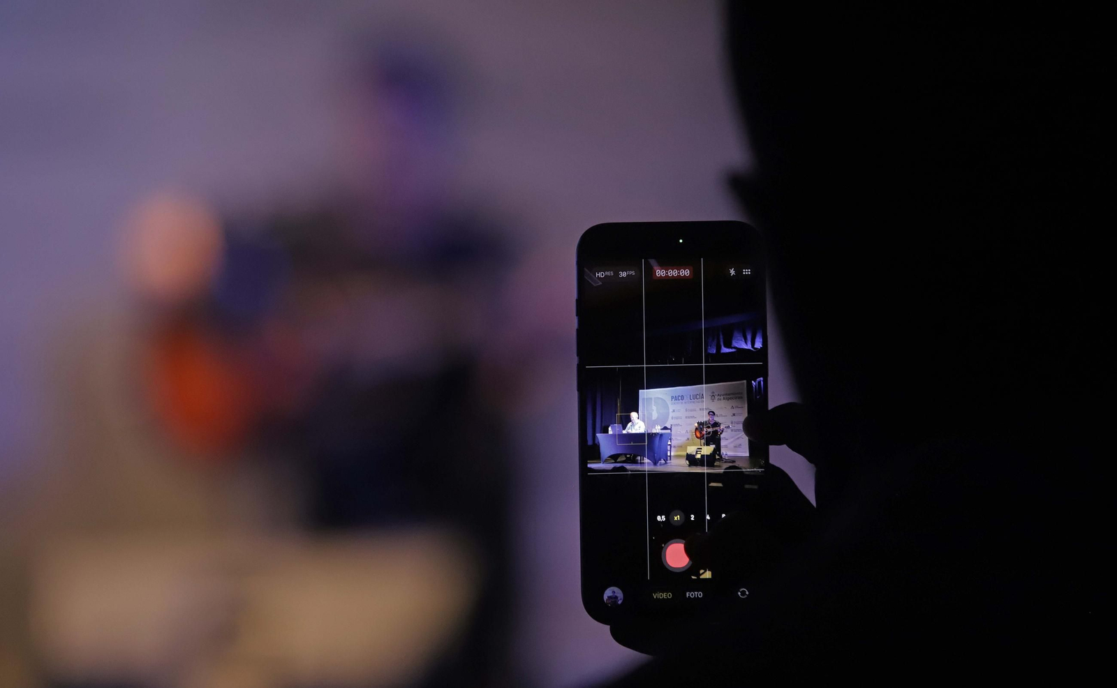 Fotos de la conferencia de Juan José Téllez  sobre los cincuenta años de la publicación del disco El Patio, del grupo Triana