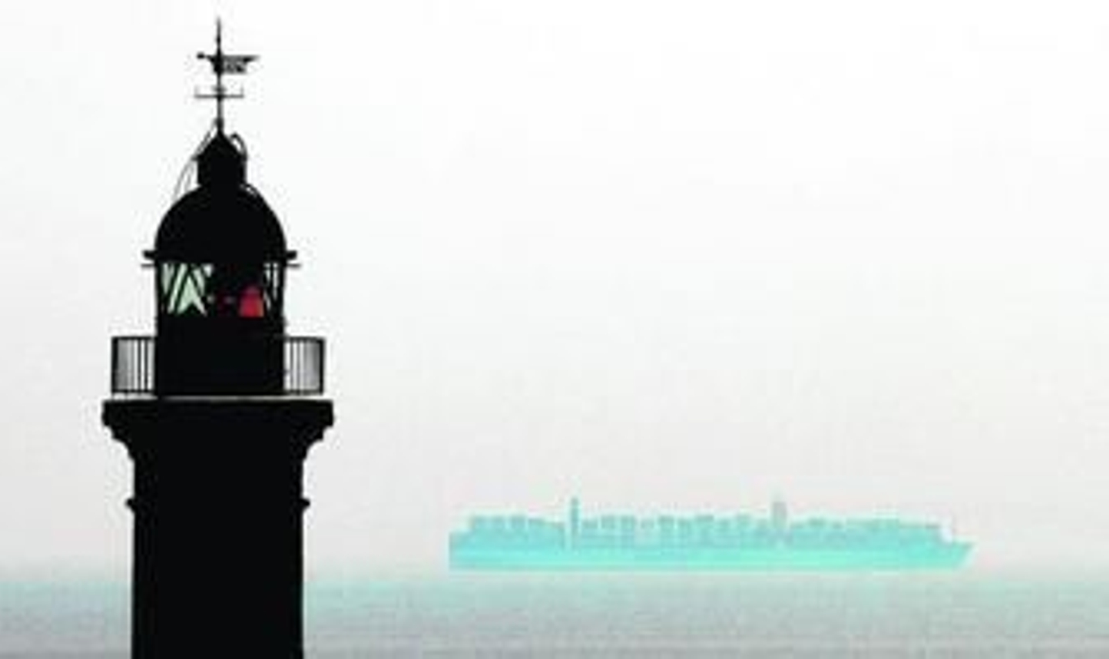 El 'Maersk McKinney Möller', a su paso por el Estrecho de Gibraltar, frente al faro de Punta Carnero, el pasado 13 de agosto.