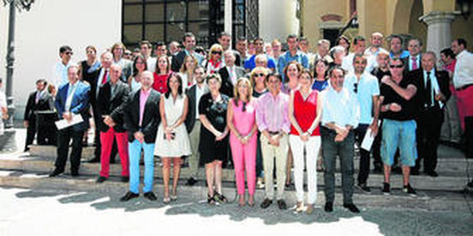 La corporación municipal del Ayuntamiento de Almería, prácticamente al completo, con los jugadores del Almería, directivos y personal.