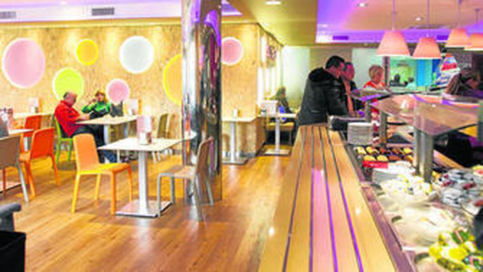 Imagen del comedor de usuarios, amplio y con capacidad para unas 75 personas.