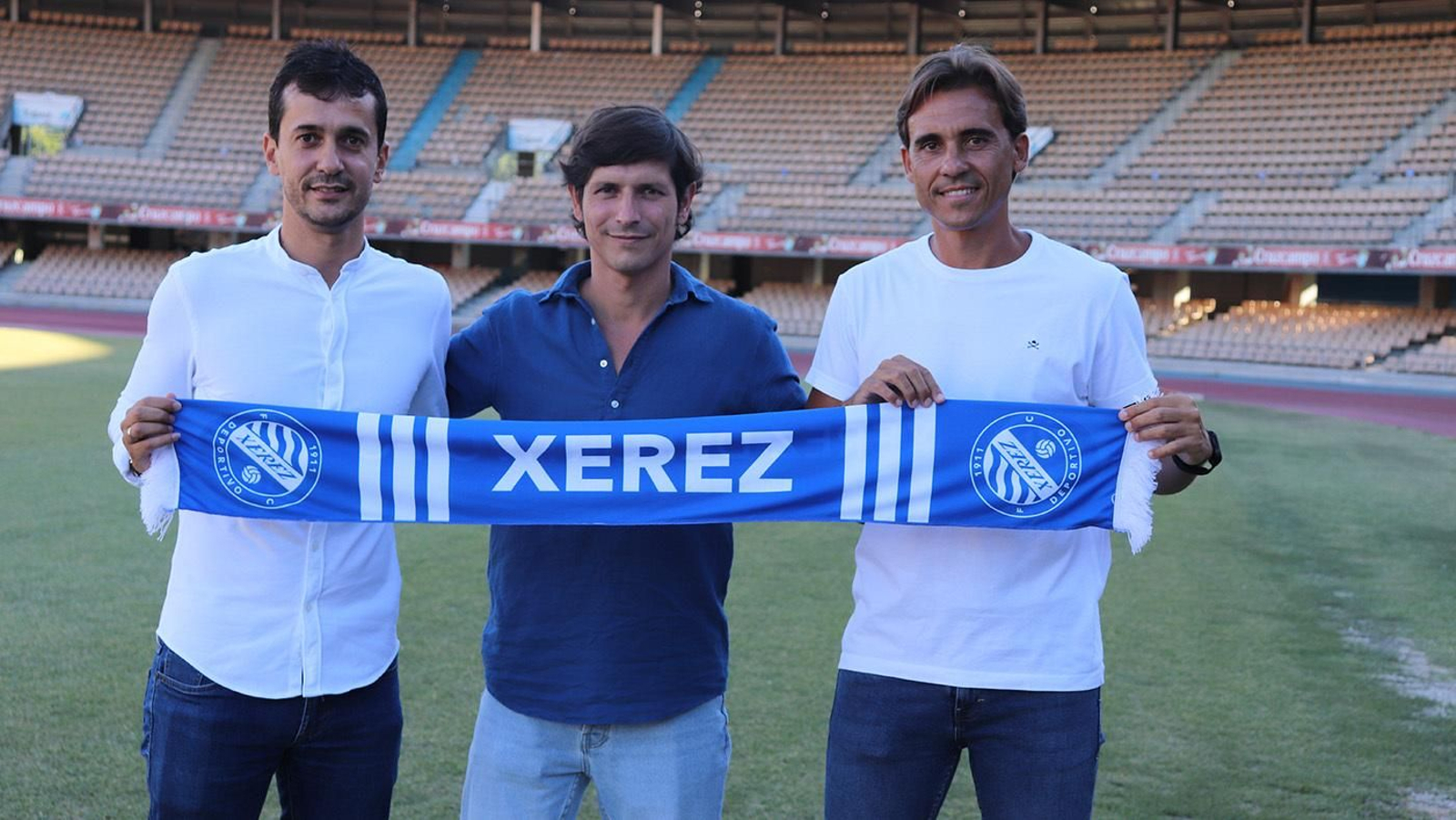 David Rodríguez, Pablo Sánchez y Ati, en Chapín posando con la bufanda del Xerez DFC.