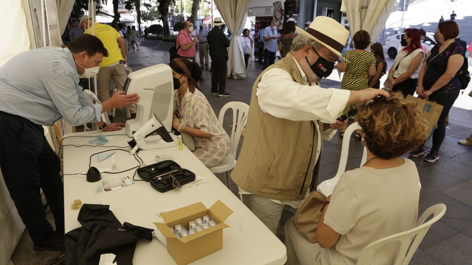 Especialistas realizan cribados en Sevilla con motivo de la Jornada por el Día Mundial de la Visión que organizó la Asociación Mácula Retina en las setas de la Encarnación.