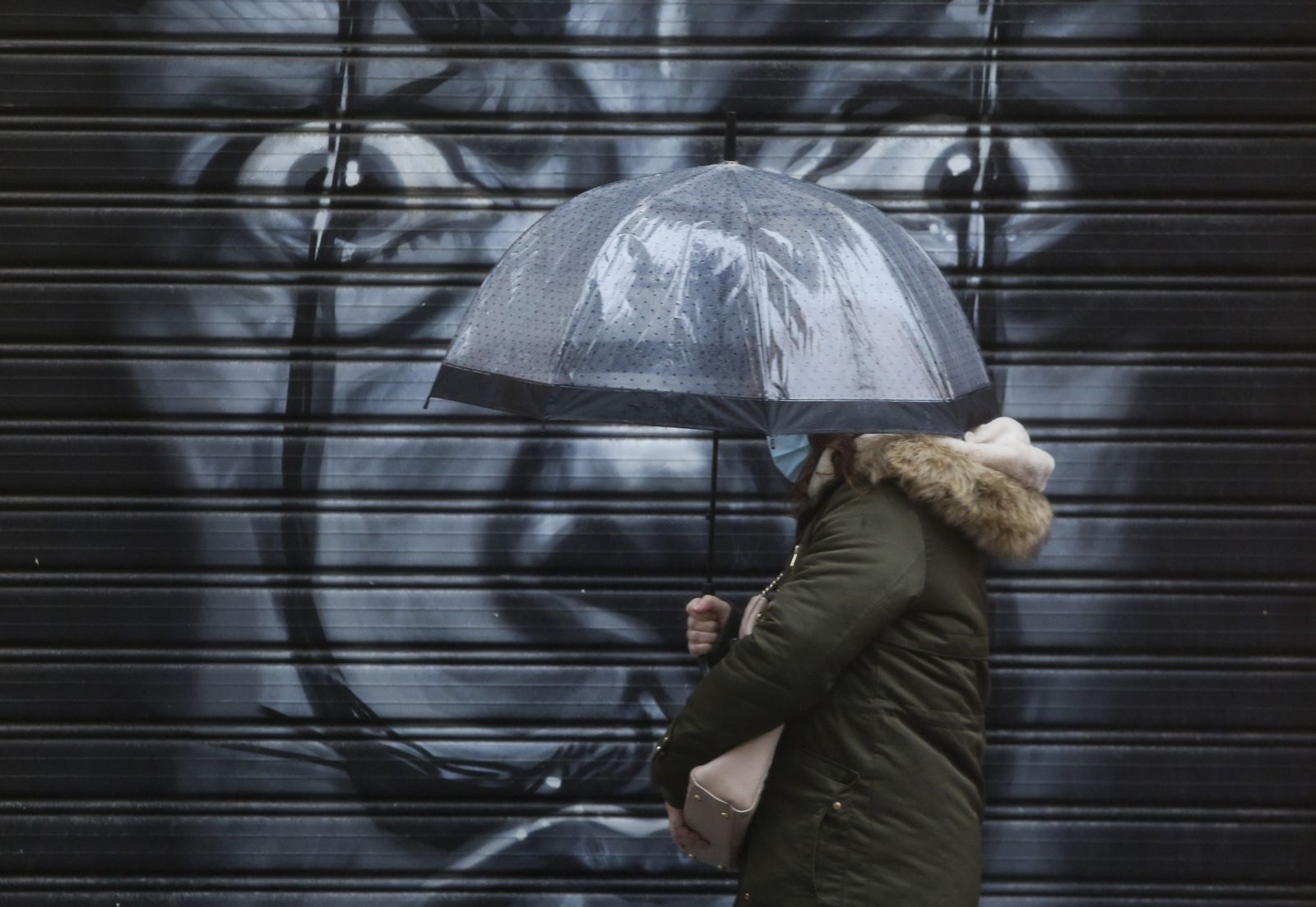 La tormenta recuerda que la amenaza persiste. Por eso su misión es aguar la fiesta.