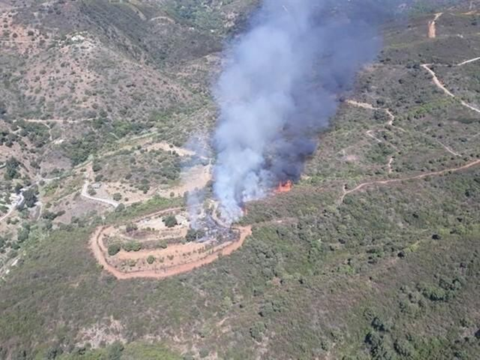 Vista aérea del paraje Peñas Blancas de Estepona afectado por el incendio