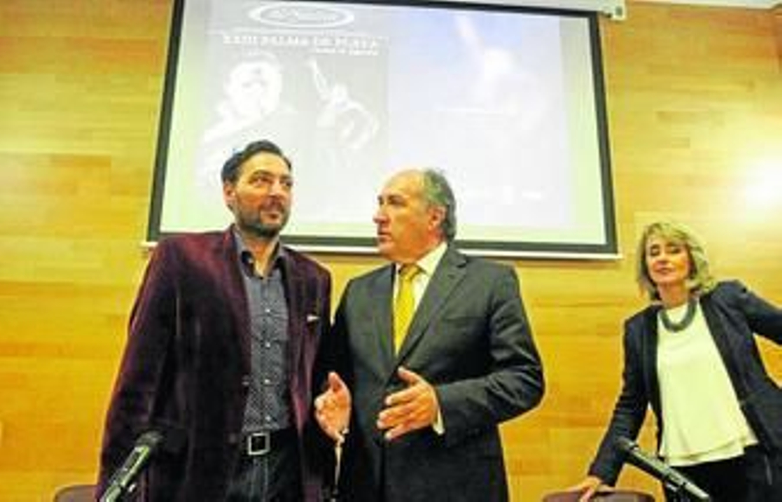 Imagen del jerezano Antonio 'El Pipa' junto al alcalde de Algeciras, José Ignacio Landaluce, y la concejal de Cultura, Pilar Pintor.