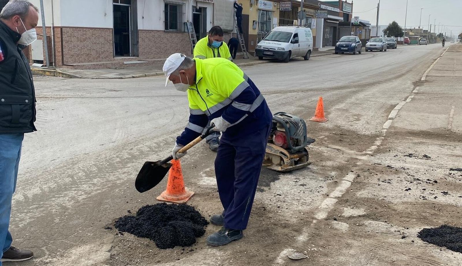 El Ayuntamiento de Sanlúcar está ejecutando esta semana trabajos de mejora en viales de La Algaida.