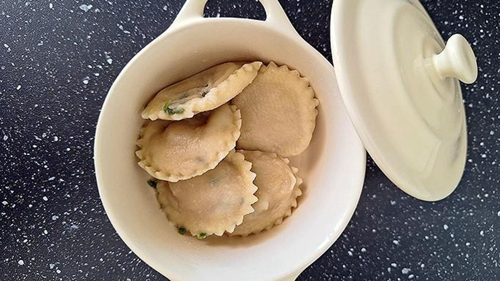 Raviolis de 'Codium' rellenos de corvina.