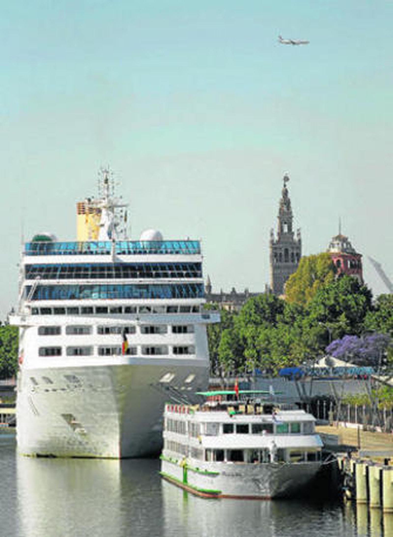 El crucero 'Adonia' amarrado en el Muelle de las Delicias durante la visita que hizo a Sevilla en mayo.