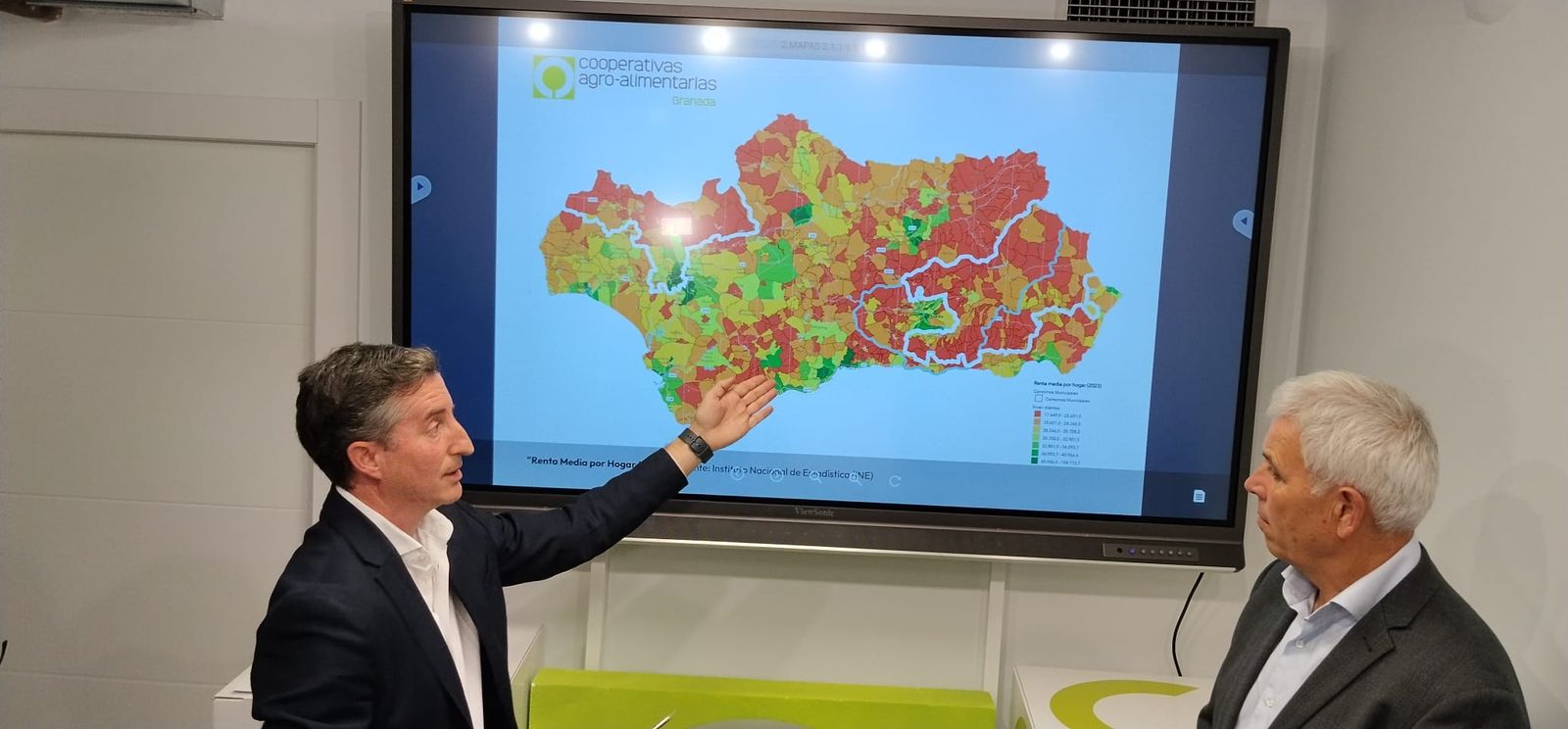 Gustavo Ródenas y Fulgencio Torres muestran un mapa con la renta media del campo por comarcas y la zona excluida en Granada