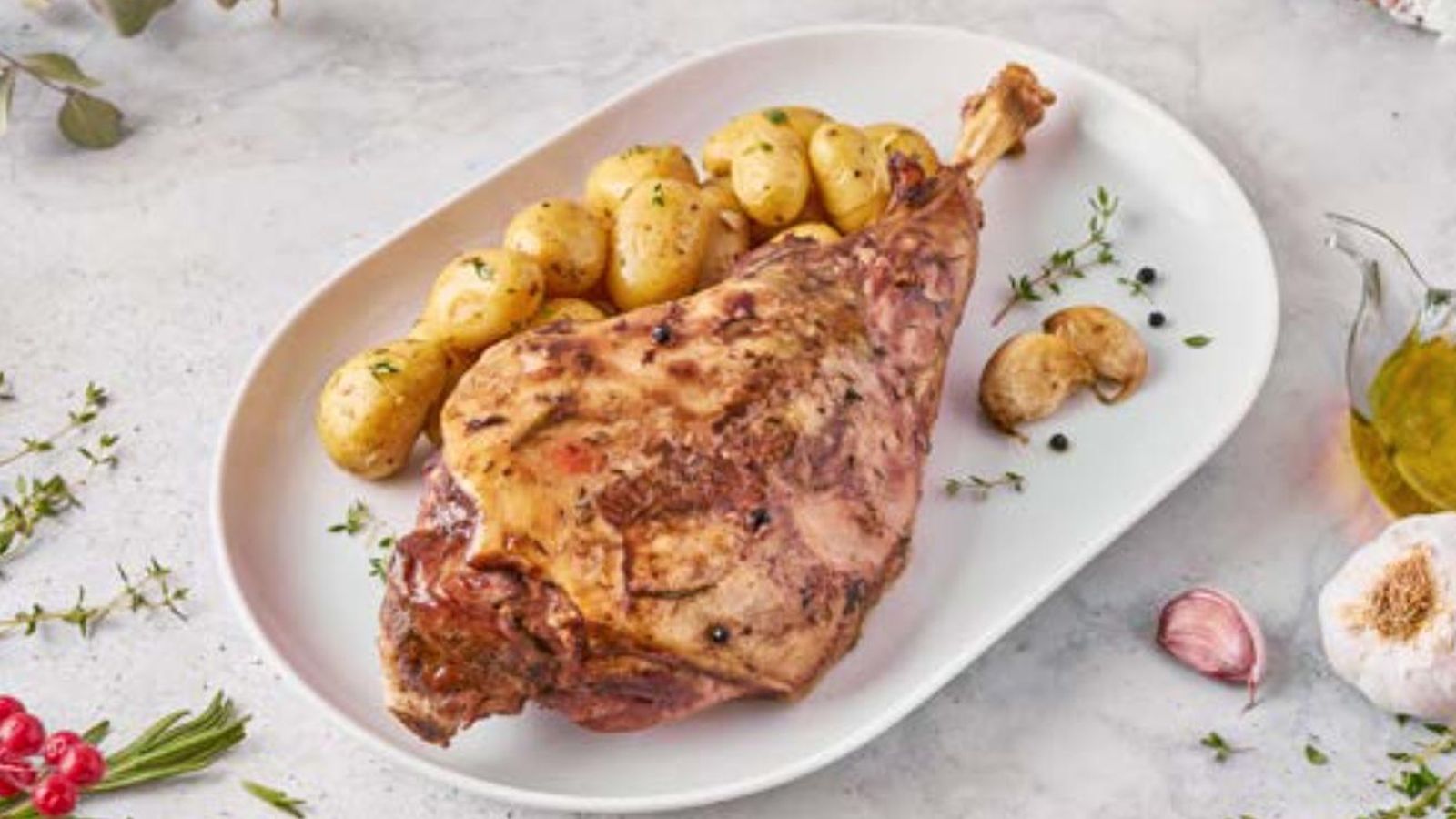 Pierna de cordero asada al estilo tradicional con AOVE, ajo fresco con piel y hierbas aromáticas naturales