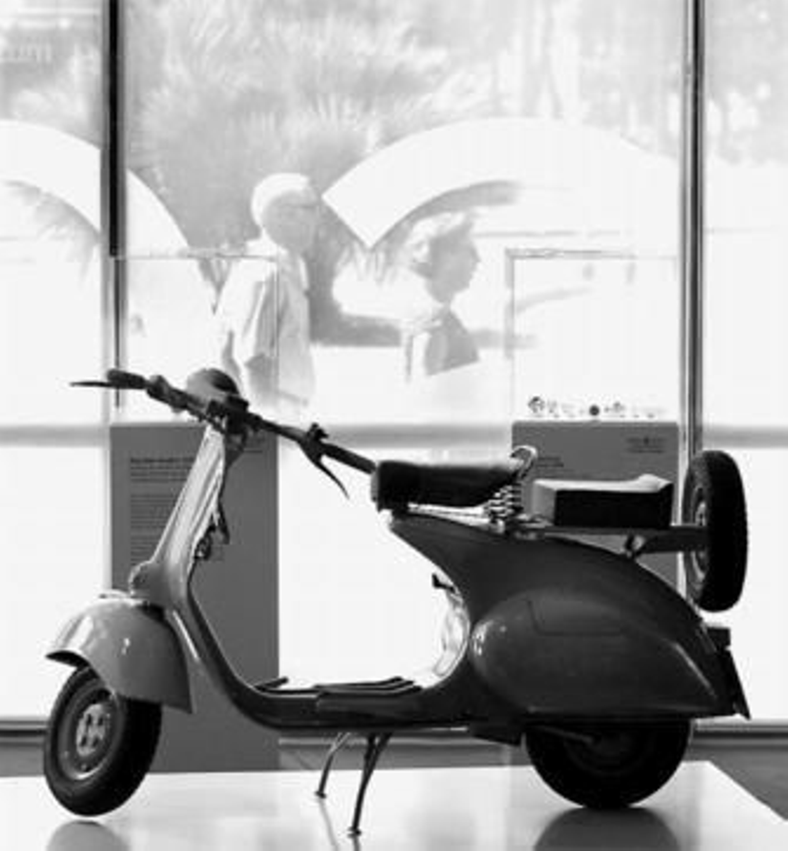 La moto Vespa de 1946 es una de las piezas centrales de la muestra.