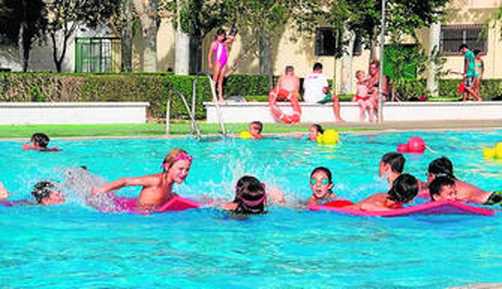 Los niños disfrutan de las actividades acuáticas sobre colchonetas.