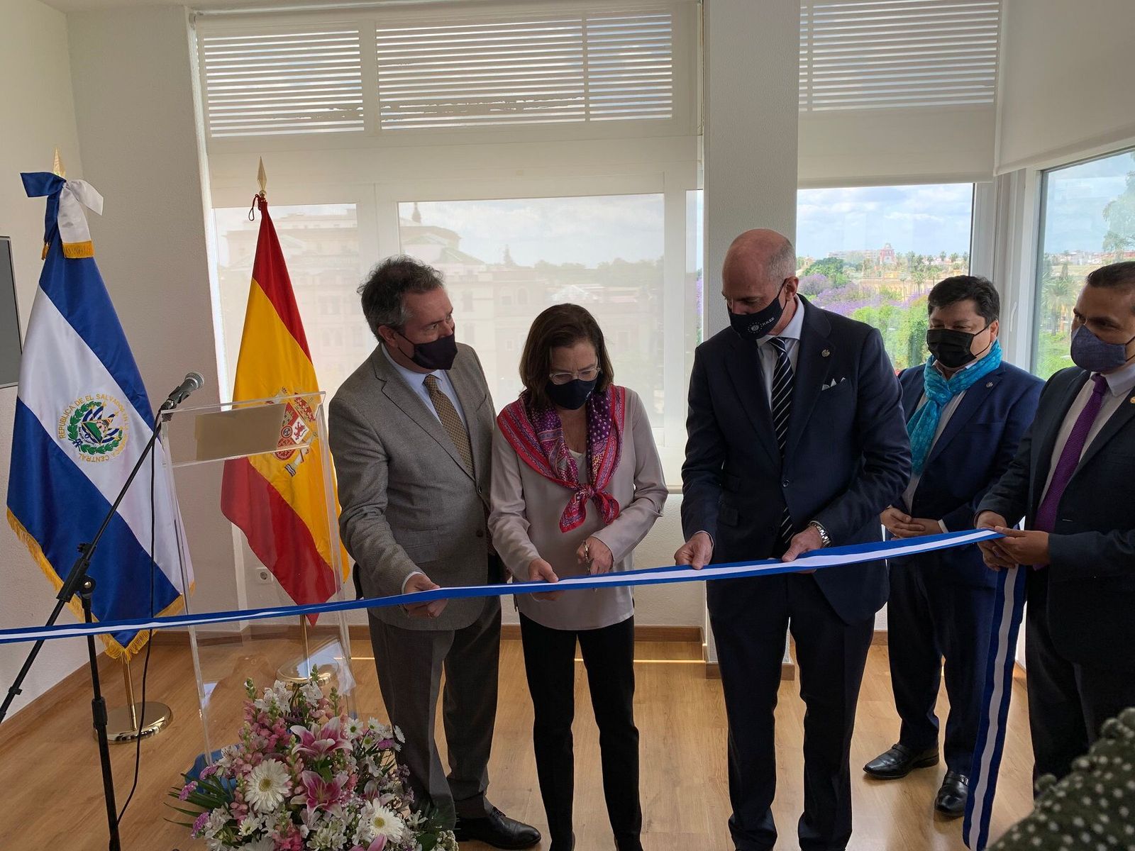 Juan Espadas, la ministra de Exteriores del Salvador y ex cónsul Ignacio de Cossío