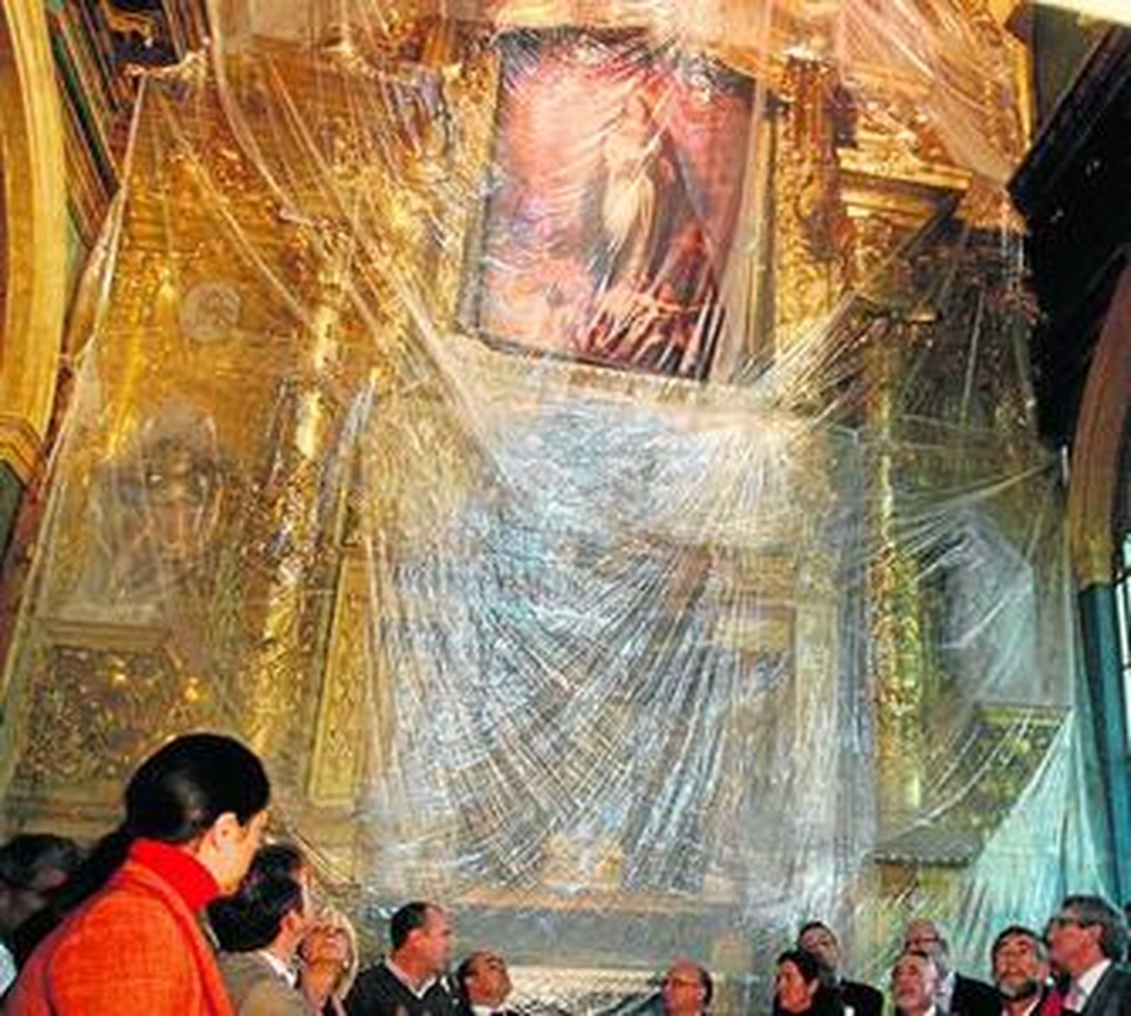 El altar mayor del Oratorio cubierto con plásticos el pasado mes de febrero.