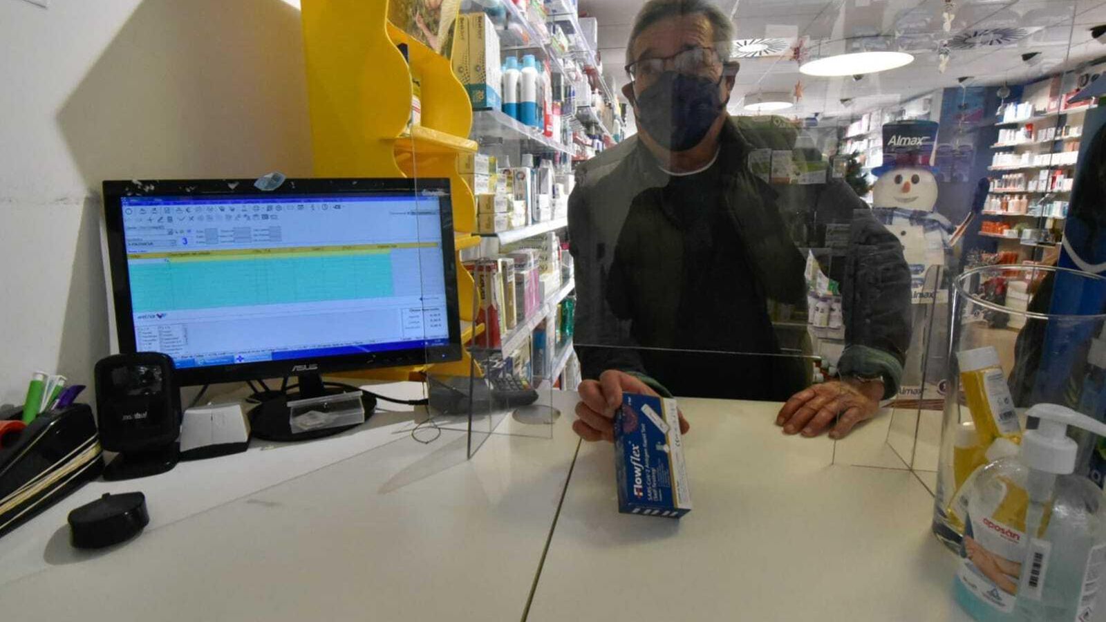 Un cliente compra un test de antígenos en Algeciras.