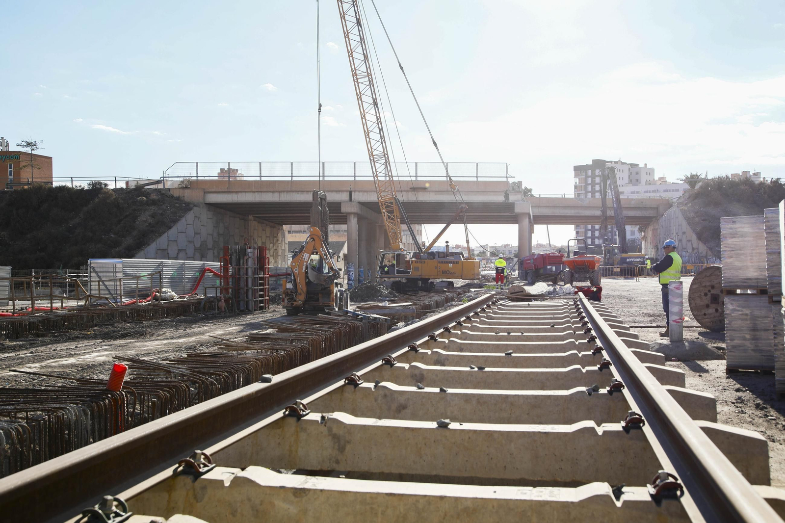 Las mejores imágenes del derribo en el puente de la autovía del aeropuerto y el túnel de La Goleta