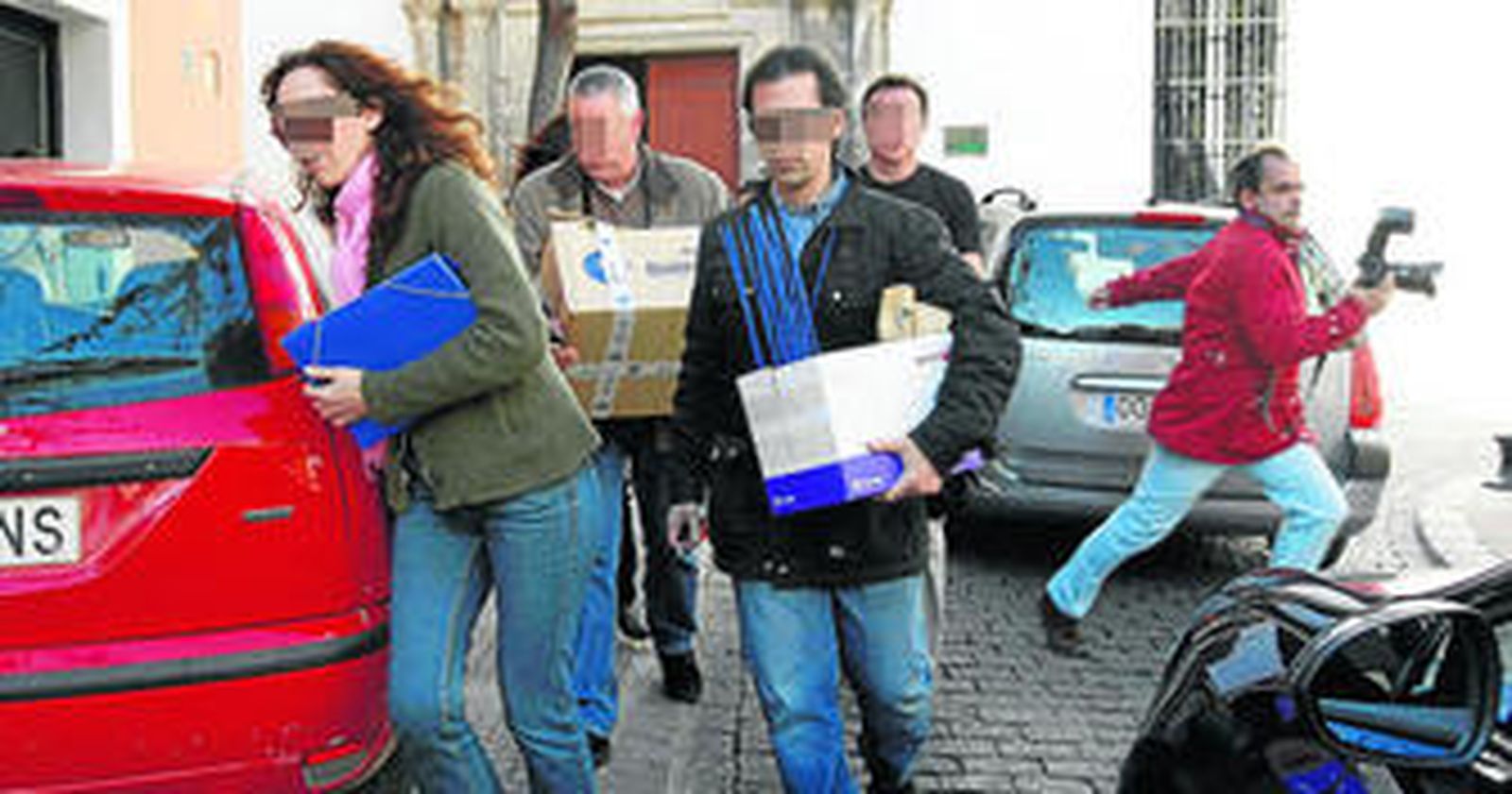 Policía Nacional y Autonómica, saliendo de la sede de Urbanismo con varias cajas de documentos.