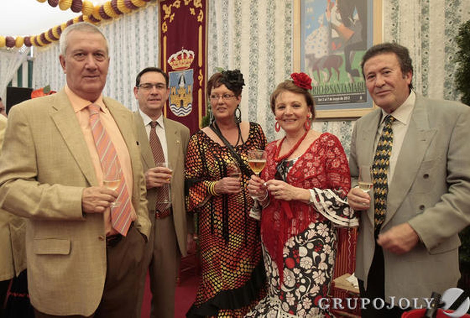 El comisario de la Policía Nacional en El Puerto, Enrique Jiménez, con otro de los responsables de la Comisaría, José Antonio Gijón, Antonio Benítez, Aurelia e Inés. 

Foto: Fito Carreto