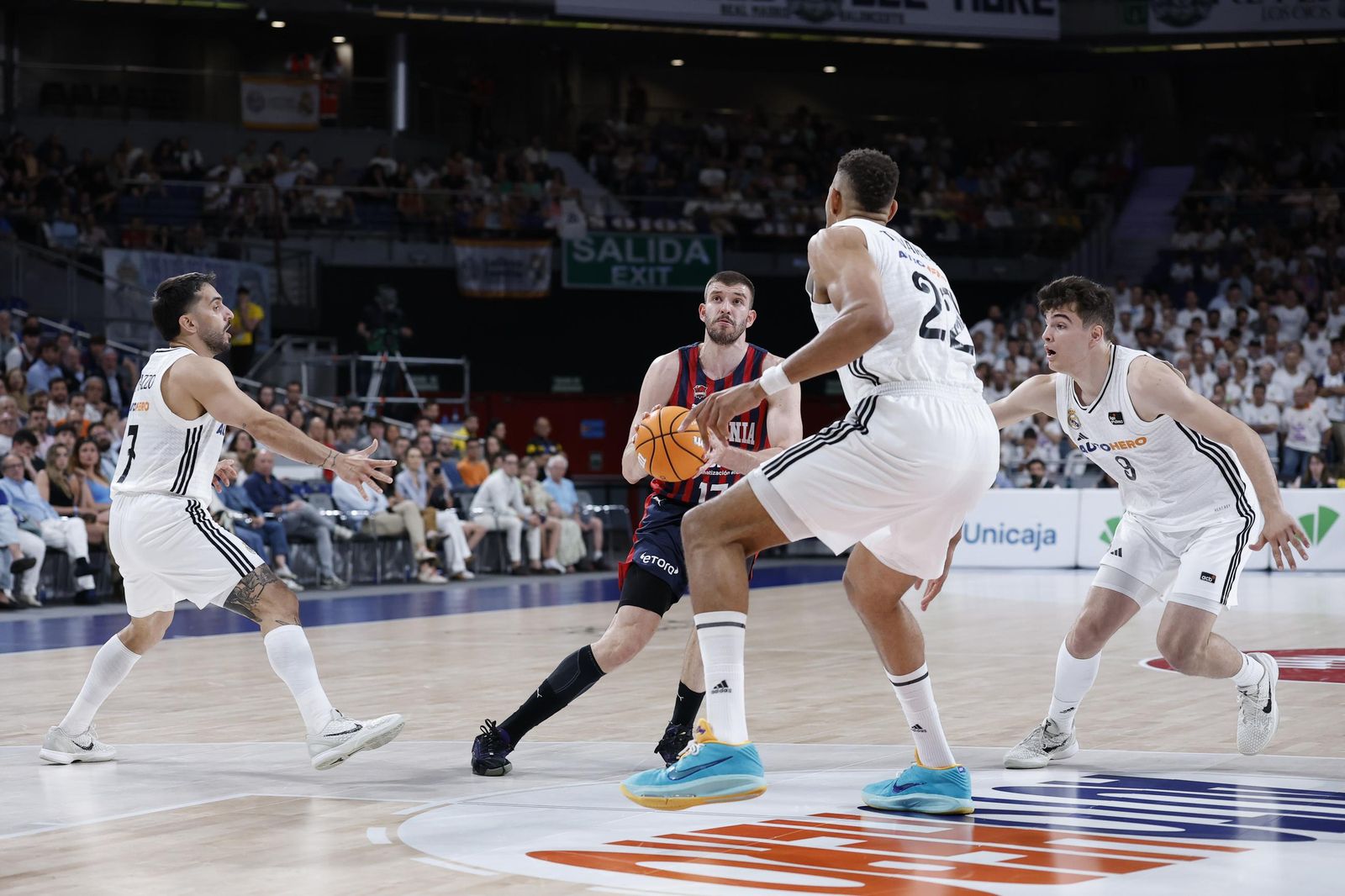 El Real Madrid sufre pero gana al Baskonia (82-76)