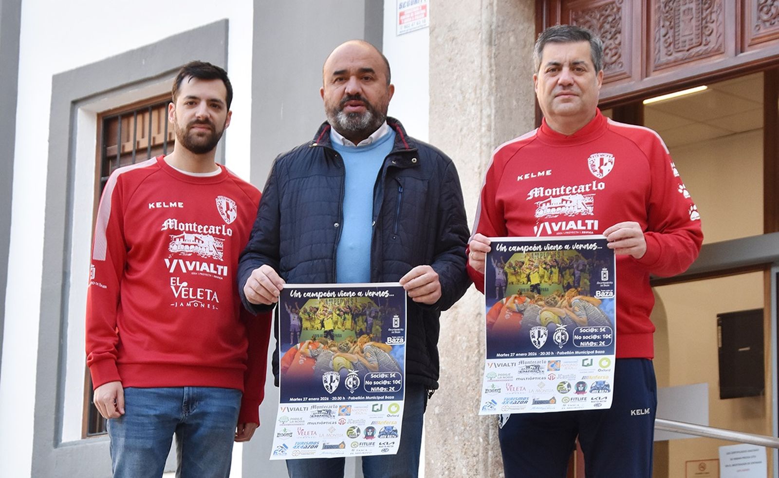 Momento de la presentación del partido amistoso.