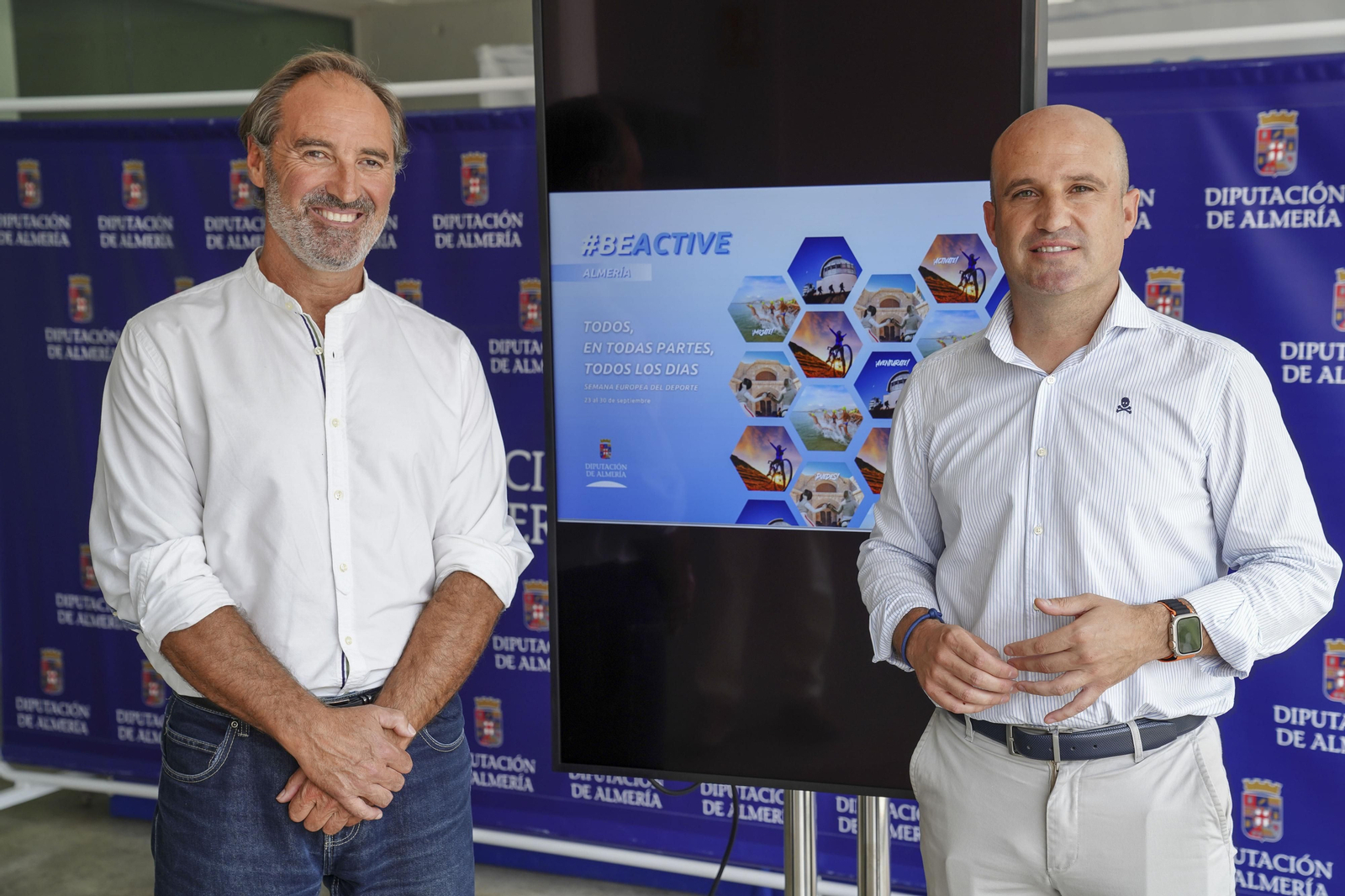 Antonio Casimiro y José Antonio García posan junto al cartel del evento