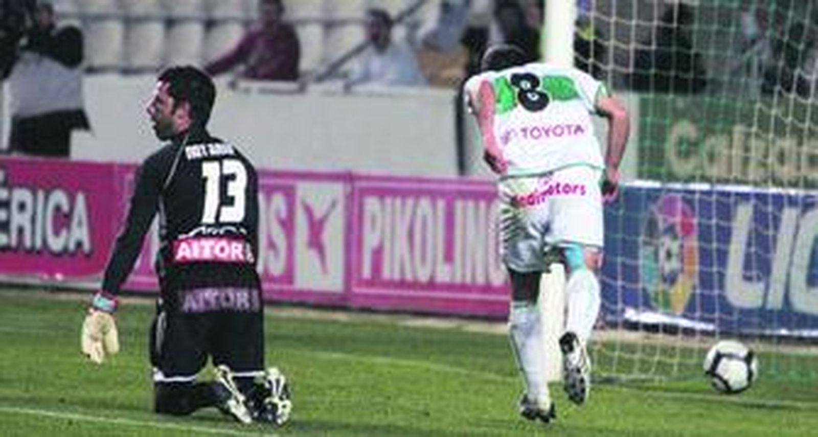 Instante en el que Juli bate a Notario y logra el gol de la victoria del Elche ante el Albacete.