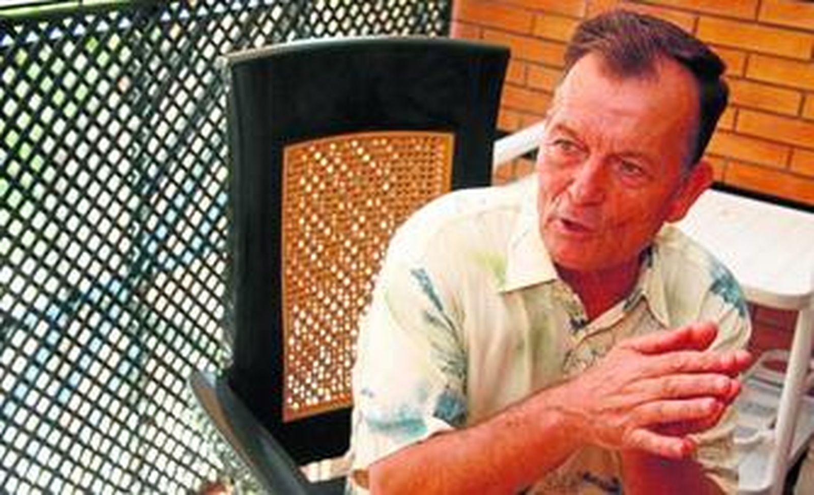 El vecino de Écija Rafael Rebollar es fotografiado en un momento de la entrevista.