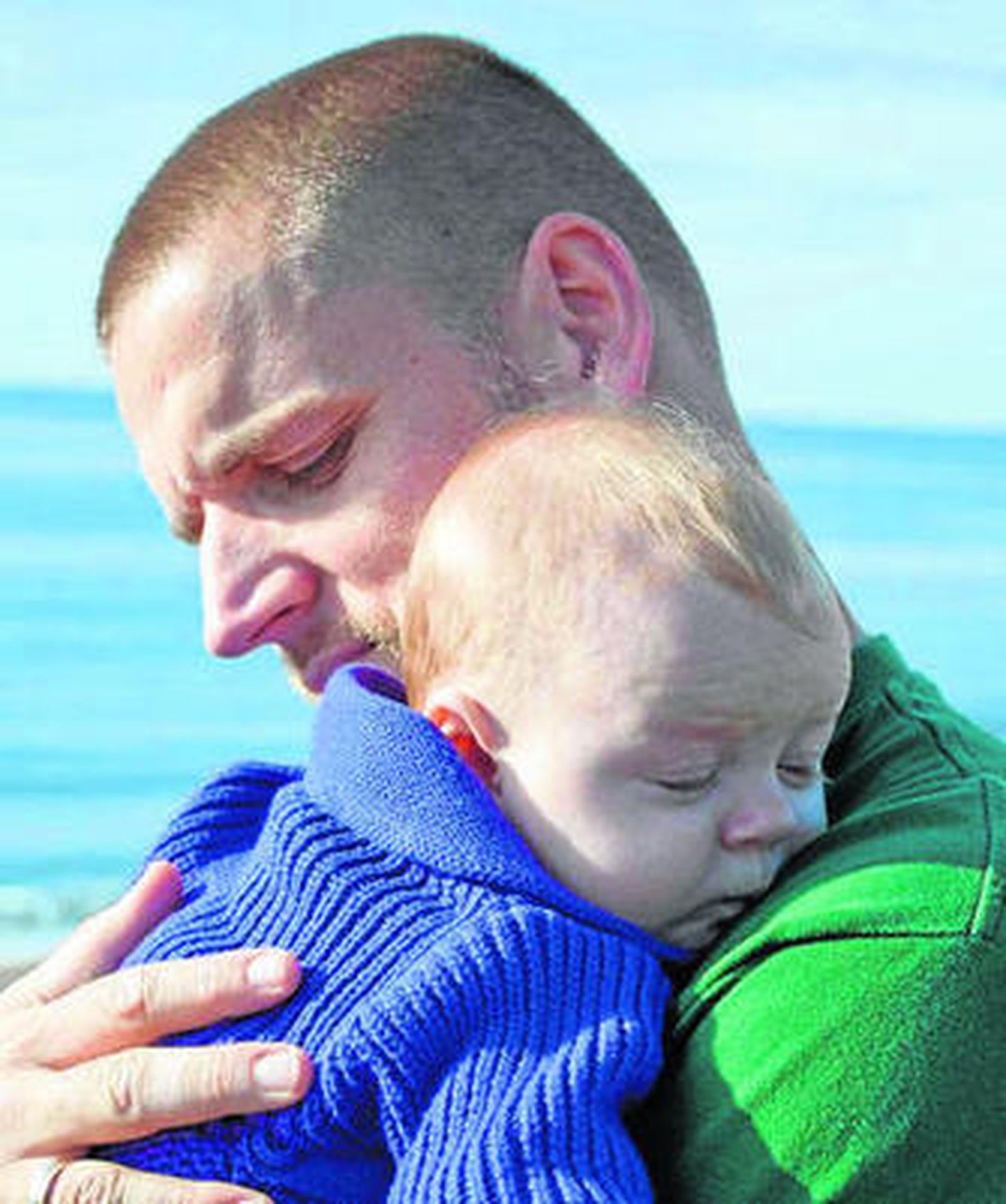 Carlos Rueda y su bebé de pocos meses.