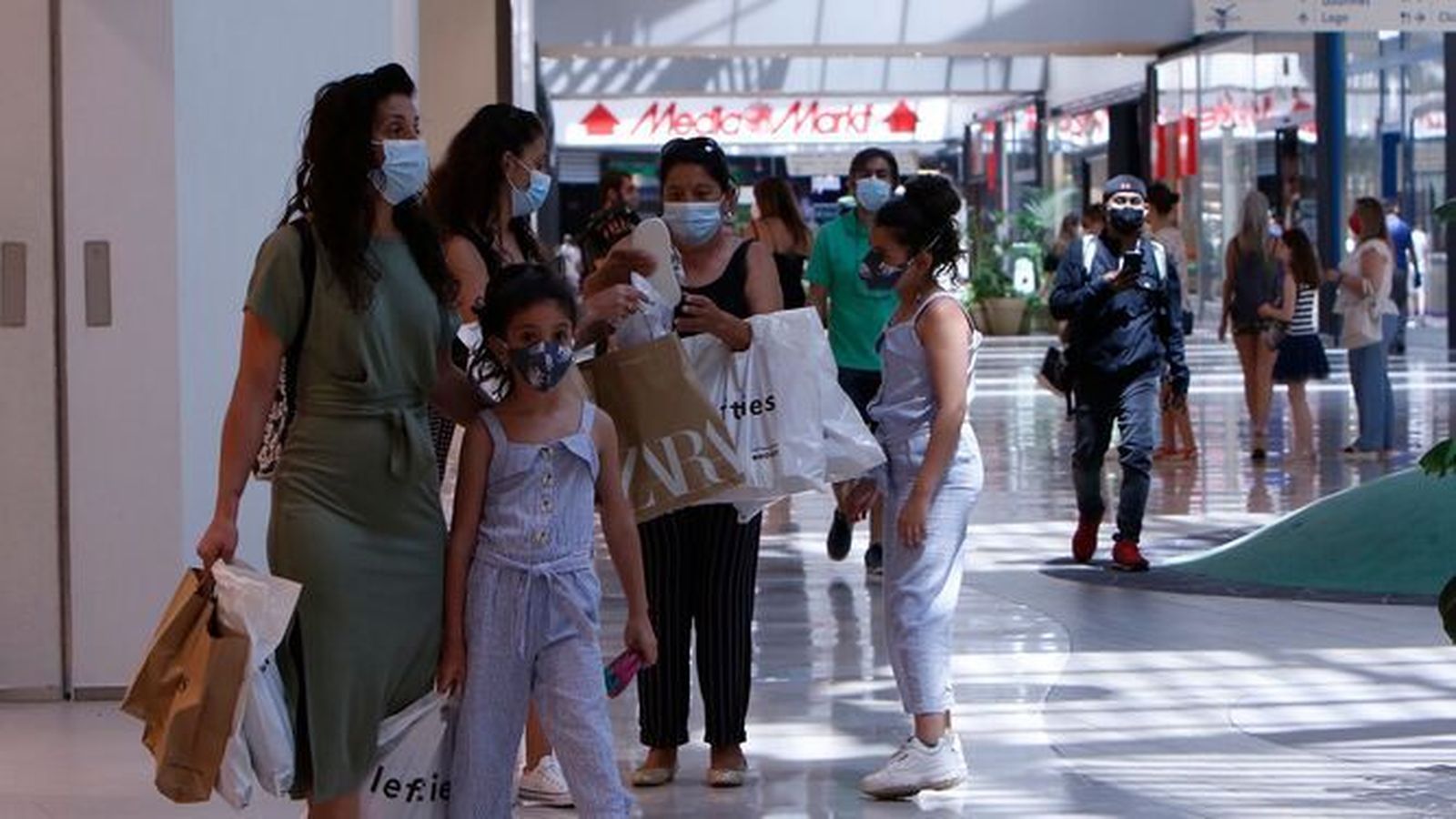 Clientes del centro comercial Lagoh